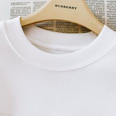Burberry 巴宝莉 2026FW早秋新品 休闲长袖打底T恤🥼甄选高克重定制棉料,手感软糯厚实,透气不闷汗,早秋单穿 Burberry 巴宝莉 2026FW早秋新品 休闲长袖打底T恤🥼甄选高克重定制棉料,手感软糯厚实,透气不闷汗,早秋单穿