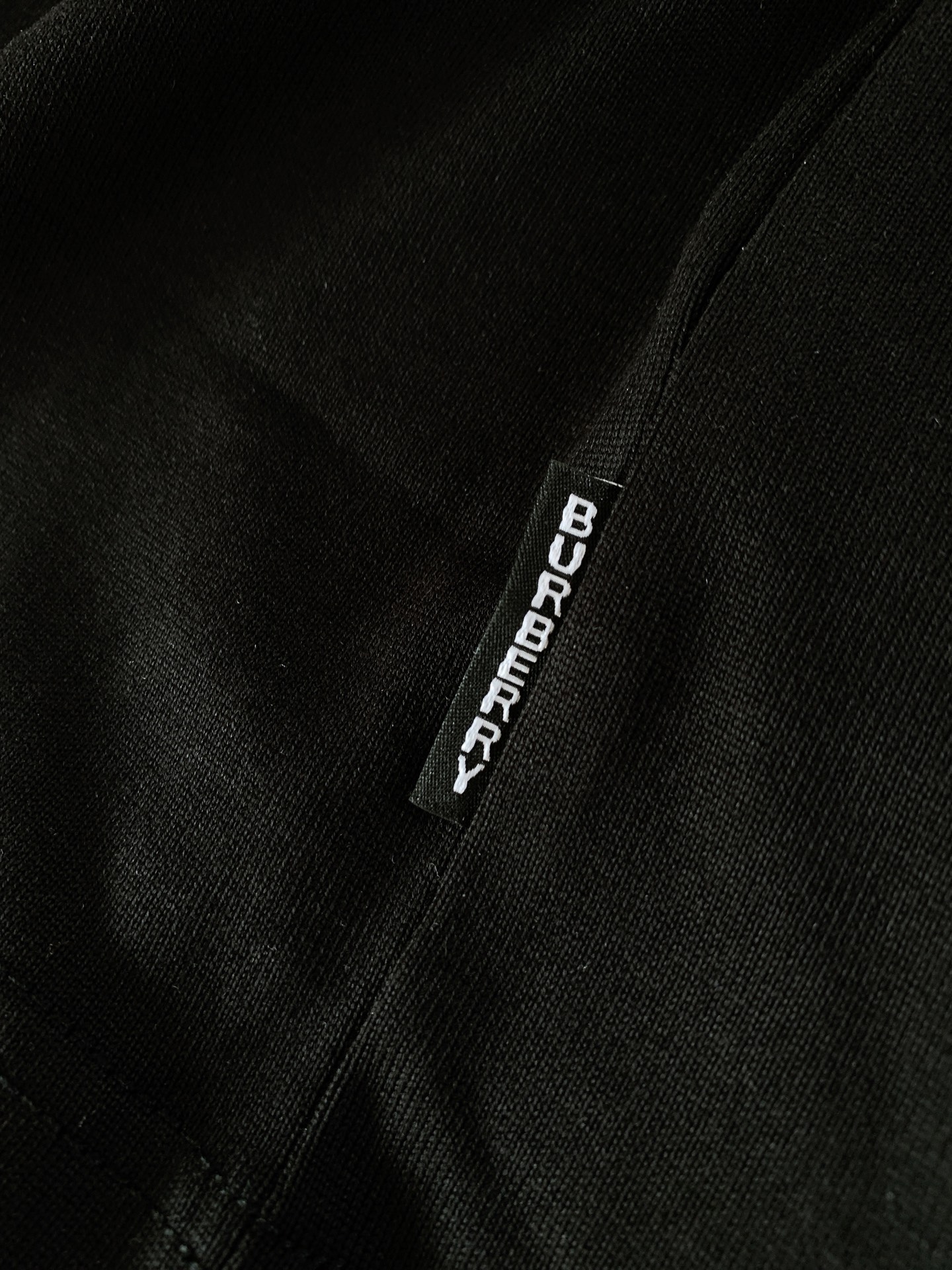 Burberry 巴宝莉 2026FW早秋新品 休闲长袖打底T恤🥼甄选高克重定制棉料,手感软糯厚实,透气不闷汗,早秋单穿 Burberry 巴宝莉 2026FW早秋新品 休闲长袖打底T恤🥼甄选高克重定制棉料,手感软糯厚实,透气不闷汗,早秋单穿