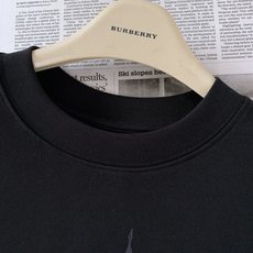 Burberry 巴宝莉 2026FW早秋新品 双面骑士迷宫印花短袖👕本年度很有艺术感的一款T!高克重重磅纯棉,拿到手就 Burberry 巴宝莉 2026FW早秋新品 双面骑士迷宫印花短袖👕本年度很有艺术感的一款T!高克重重磅纯棉,拿到手就