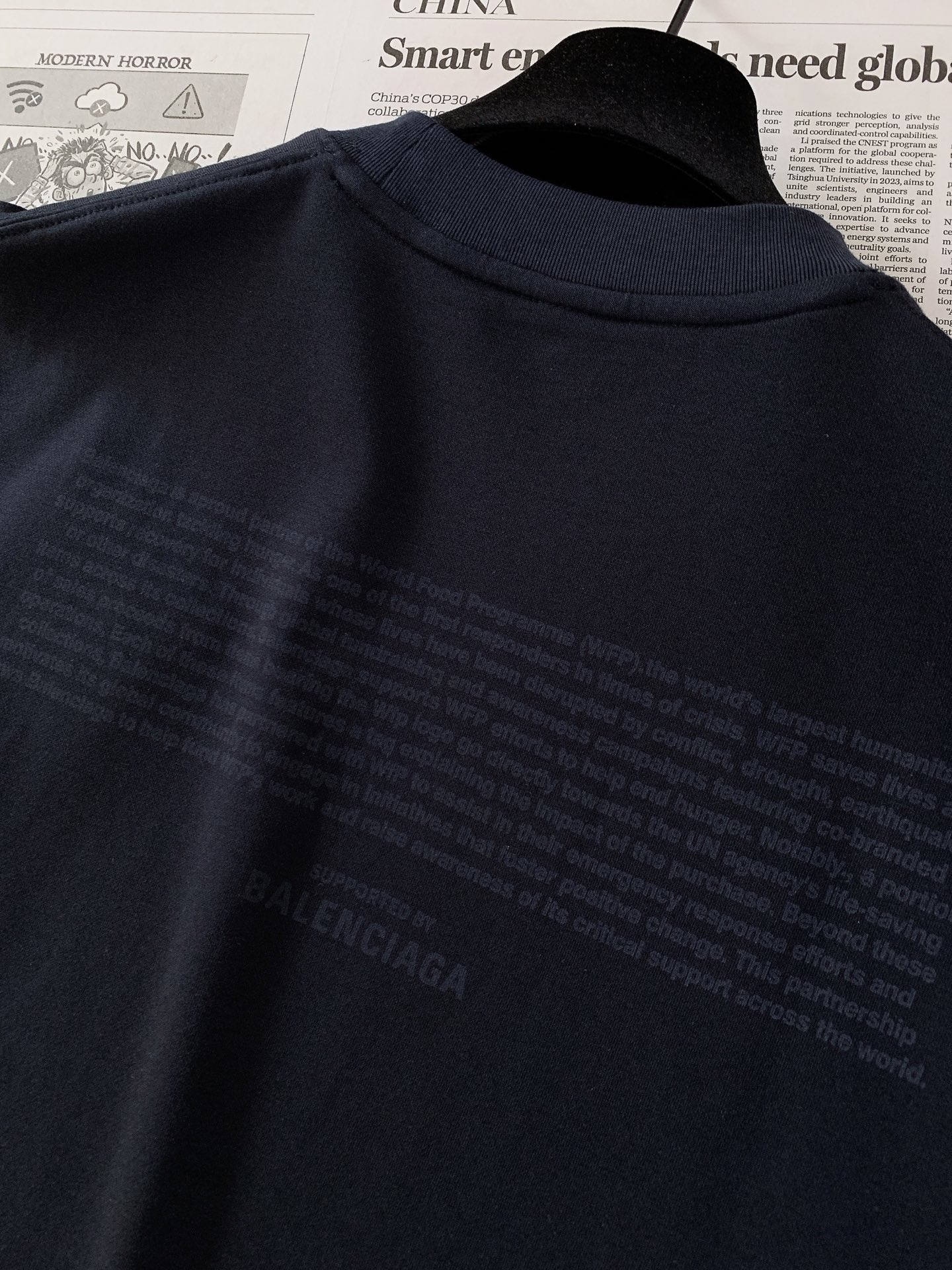 𝐁𝐚𝐥𝐞𝐧𝐜𝐢𝐚𝐠𝐚 巴黎世家 WFP联名暗纹短袖T恤👕 重磅水洗纯棉面料,拿到手就能感受到面料扎实厚重,软糯垂顺,上身 𝐁𝐚𝐥𝐞𝐧𝐜𝐢𝐚𝐠𝐚 巴黎世家 WFP联名暗纹短袖T恤👕 重磅水洗纯棉面料,拿到手就能感受到面料扎实厚重,软糯垂顺,上身