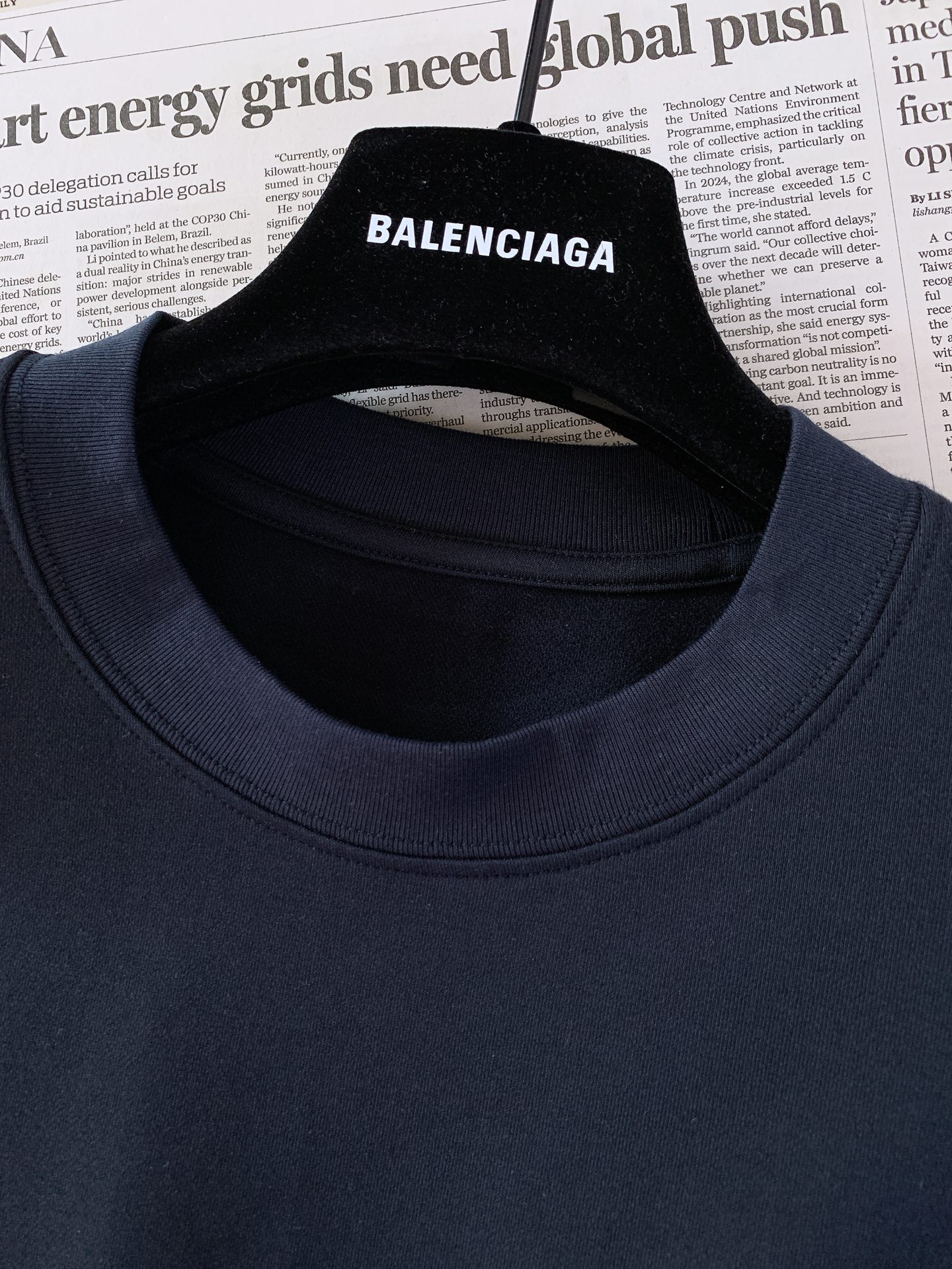 𝐁𝐚𝐥𝐞𝐧𝐜𝐢𝐚𝐠𝐚 巴黎世家 WFP联名暗纹短袖T恤👕 重磅水洗纯棉面料,拿到手就能感受到面料扎实厚重,软糯垂顺,上身 𝐁𝐚𝐥𝐞𝐧𝐜𝐢𝐚𝐠𝐚 巴黎世家 WFP联名暗纹短袖T恤👕 重磅水洗纯棉面料,拿到手就能感受到面料扎实厚重,软糯垂顺,上身