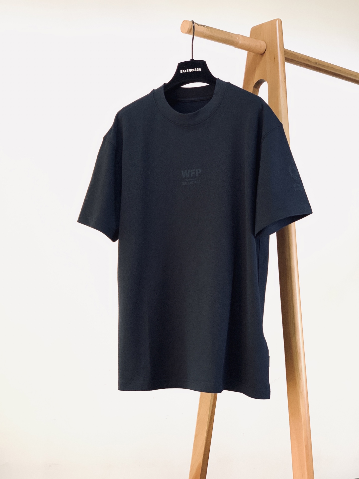 𝐁𝐚𝐥𝐞𝐧𝐜𝐢𝐚𝐠𝐚 巴黎世家 WFP联名暗纹短袖T恤👕 重磅水洗纯棉面料,拿到手就能感受到面料扎实厚重,软糯垂顺,上身 𝐁𝐚𝐥𝐞𝐧𝐜𝐢𝐚𝐠𝐚 巴黎世家 WFP联名暗纹短袖T恤👕 重磅水洗纯棉面料,拿到手就能感受到面料扎实厚重,软糯垂顺,上身