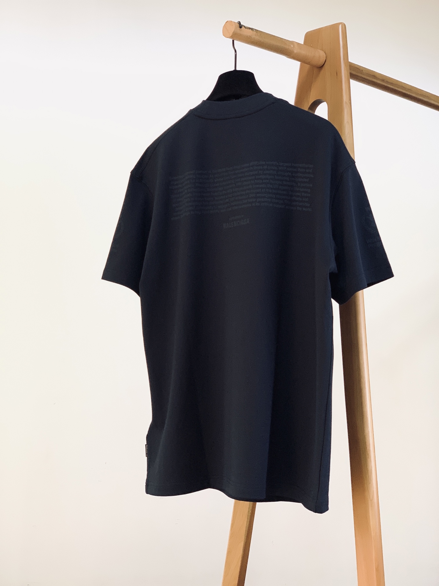 𝐁𝐚𝐥𝐞𝐧𝐜𝐢𝐚𝐠𝐚 巴黎世家 WFP联名暗纹短袖T恤👕 重磅水洗纯棉面料,拿到手就能感受到面料扎实厚重,软糯垂顺,上身 𝐁𝐚𝐥𝐞𝐧𝐜𝐢𝐚𝐠𝐚 巴黎世家 WFP联名暗纹短袖T恤👕 重磅水洗纯棉面料,拿到手就能感受到面料扎实厚重,软糯垂顺,上身