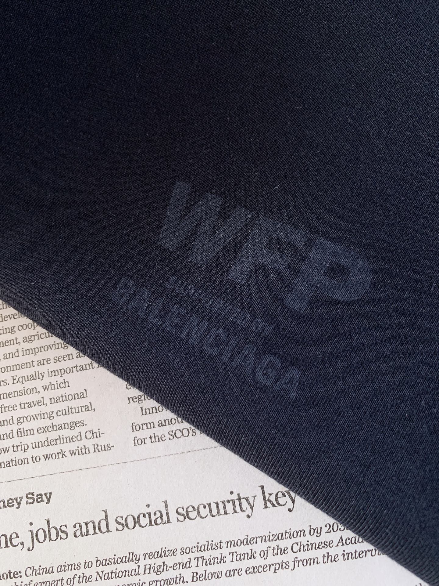 𝐁𝐚𝐥𝐞𝐧𝐜𝐢𝐚𝐠𝐚 巴黎世家 WFP联名暗纹短袖T恤👕 重磅水洗纯棉面料,拿到手就能感受到面料扎实厚重,软糯垂顺,上身 𝐁𝐚𝐥𝐞𝐧𝐜𝐢𝐚𝐠𝐚 巴黎世家 WFP联名暗纹短袖T恤👕 重磅水洗纯棉面料,拿到手就能感受到面料扎实厚重,软糯垂顺,上身