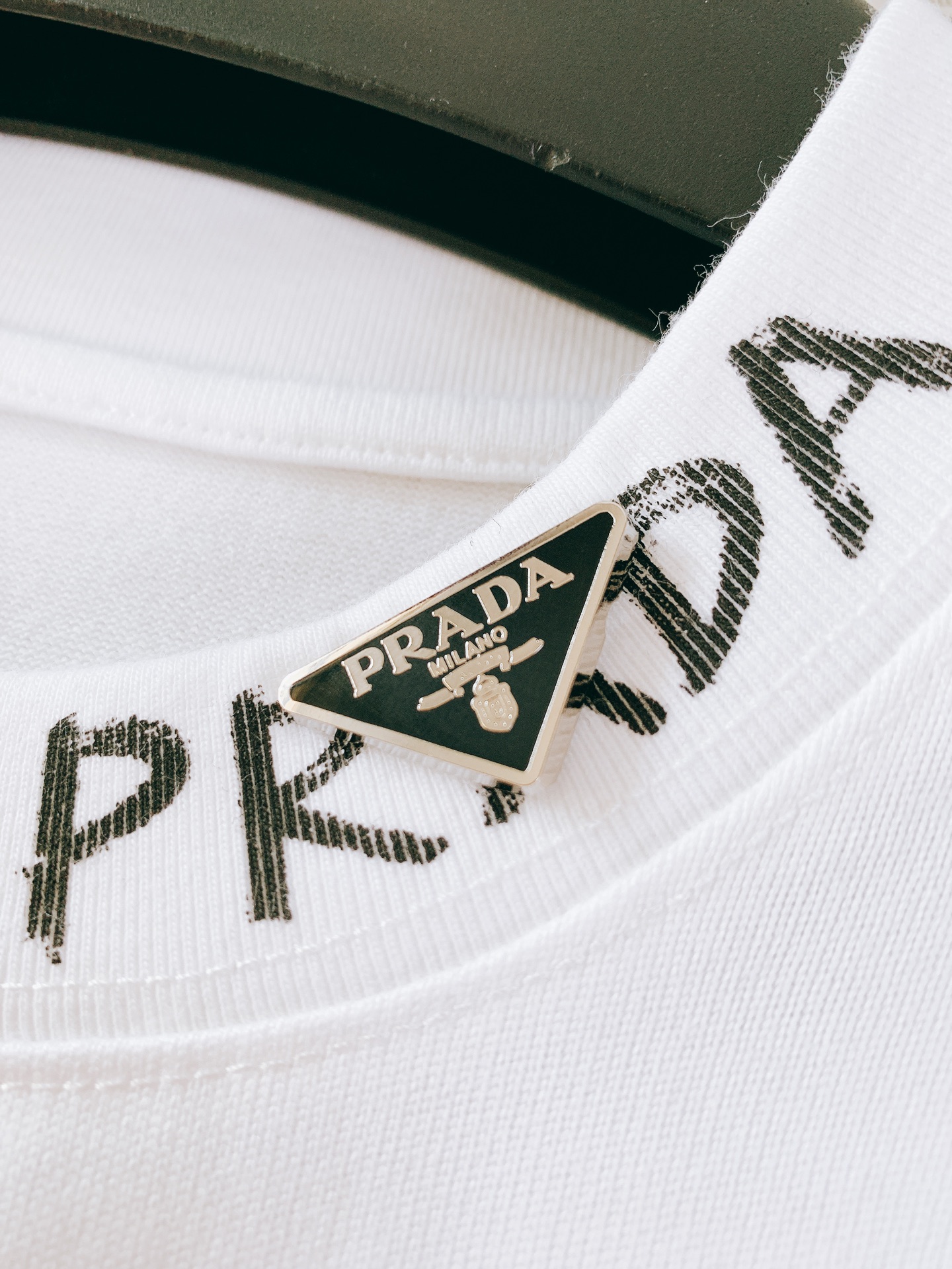 Prada 普拉达 2026FW早秋新品 领口三角标短袖打底T恤👕 今年很出圈的一款极简轻奢T,把低调高级感拿捏到位。 Prada 普拉达 2026FW早秋新品 领口三角标短袖打底T恤👕 今年很出圈的一款极简轻奢T,把低调高级感拿捏到位。