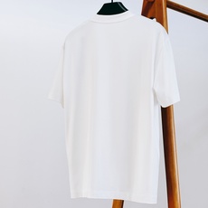 Prada 普拉达 2026FW早秋新品 领口三角标短袖打底T恤👕 今年很出圈的一款极简轻奢T,把低调高级感拿捏到位。 Prada 普拉达 2026FW早秋新品 领口三角标短袖打底T恤👕 今年很出圈的一款极简轻奢T,把低调高级感拿捏到位。