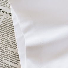 Prada 普拉达 2026FW早秋新品 领口三角标短袖打底T恤👕 今年很出圈的一款极简轻奢T,把低调高级感拿捏到位。 Prada 普拉达 2026FW早秋新品 领口三角标短袖打底T恤👕 今年很出圈的一款极简轻奢T,把低调高级感拿捏到位。