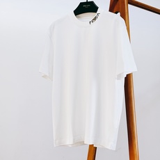 Prada 普拉达 2026FW早秋新品 领口三角标短袖打底T恤👕 今年很出圈的一款极简轻奢T,把低调高级感拿捏到位。 Prada 普拉达 2026FW早秋新品 领口三角标短袖打底T恤👕 今年很出圈的一款极简轻奢T,把低调高级感拿捏到位。