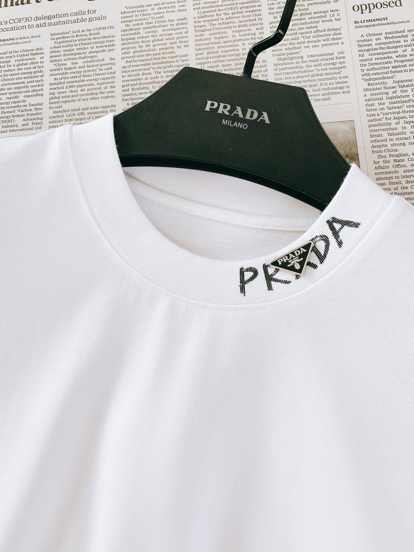 Prada 普拉达 2026FW早秋新品 领口三角标短袖打底T恤👕 今年很出圈的一款极简轻奢T,把低调高级感拿捏到位。 Prada 普拉达 2026FW早秋新品 领口三角标短袖打底T恤👕 今年很出圈的一款极简轻奢T,把低调高级感拿捏到位。