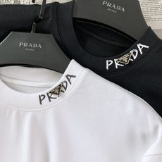 Prada 普拉达 2026FW早秋新品 领口三角标短袖打底T恤👕 今年很出圈的一款极简轻奢T,把低调高级感拿捏到位。 Prada 普拉达 2026FW早秋新品 领口三角标短袖打底T恤👕 今年很出圈的一款极简轻奢T,把低调高级感拿捏到位。
