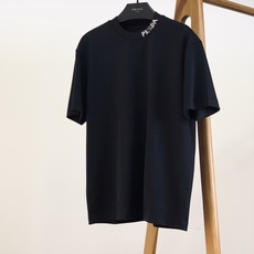 Prada 普拉达 2026FW早秋新品 领口三角标短袖打底T恤👕 今年很出圈的一款极简轻奢T,把低调高级感拿捏到位。 Prada 普拉达 2026FW早秋新品 领口三角标短袖打底T恤👕 今年很出圈的一款极简轻奢T,把低调高级感拿捏到位。