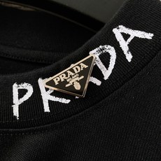 Prada 普拉达 2026FW早秋新品 领口三角标短袖打底T恤👕 今年很出圈的一款极简轻奢T,把低调高级感拿捏到位。 Prada 普拉达 2026FW早秋新品 领口三角标短袖打底T恤👕 今年很出圈的一款极简轻奢T,把低调高级感拿捏到位。