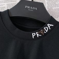 Prada 普拉达 2026FW早秋新品 领口三角标短袖打底T恤👕 今年很出圈的一款极简轻奢T,把低调高级感拿捏到位。 Prada 普拉达 2026FW早秋新品 领口三角标短袖打底T恤👕 今年很出圈的一款极简轻奢T,把低调高级感拿捏到位。