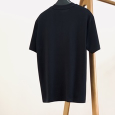 Prada 普拉达 2026FW早秋新品 领口三角标短袖打底T恤👕 今年很出圈的一款极简轻奢T,把低调高级感拿捏到位。 Prada 普拉达 2026FW早秋新品 领口三角标短袖打底T恤👕 今年很出圈的一款极简轻奢T,把低调高级感拿捏到位。