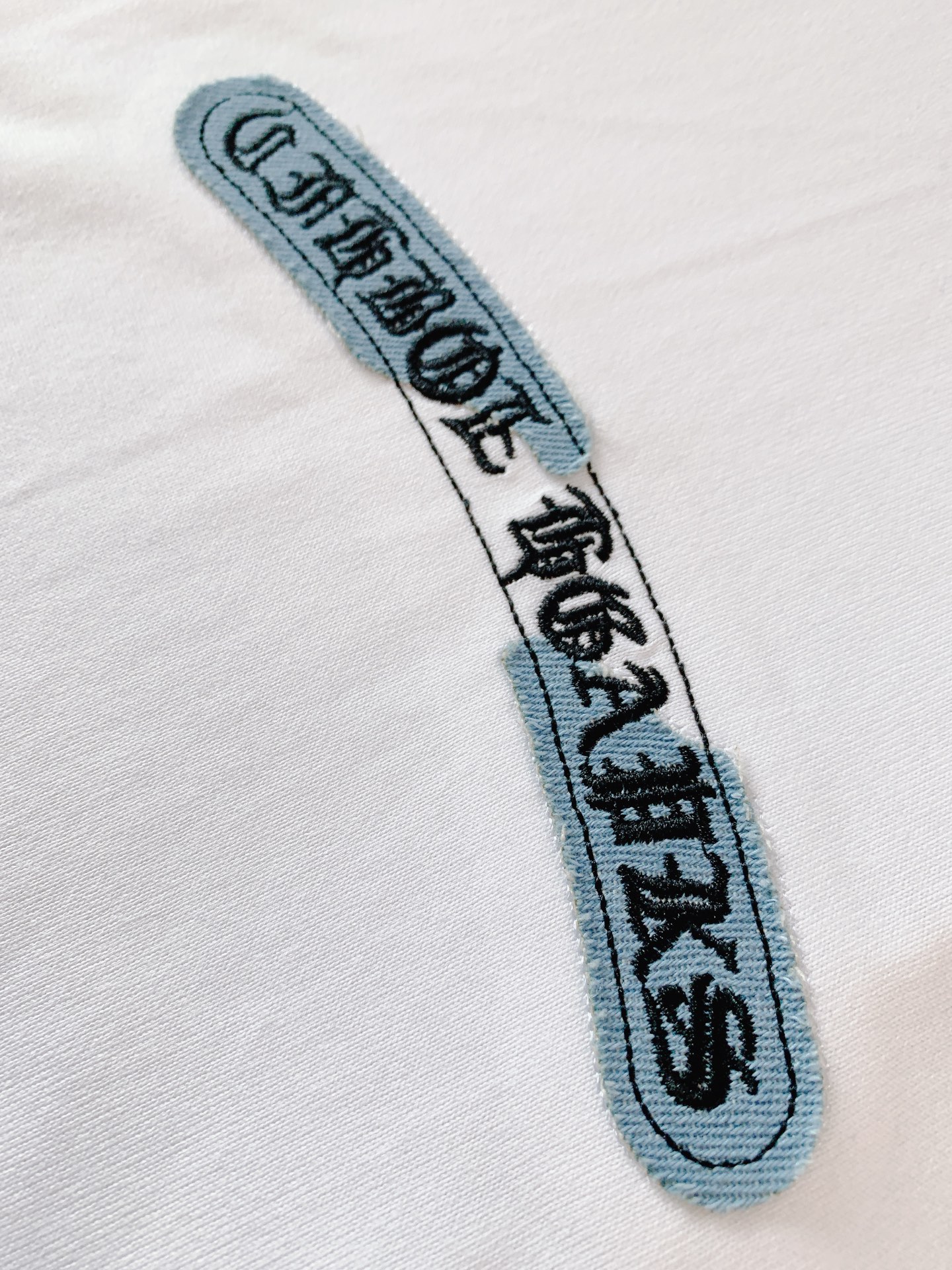 Chrome Hearts 克罗心 2026FW早秋新品 新款牛仔贴布短袖T恤👕 高克重精梳棉料子拿到手就能感受到质感 Chrome Hearts 克罗心 2026FW早秋新品 新款牛仔贴布短袖T恤👕 高克重精梳棉料子拿到手就能感受到质感