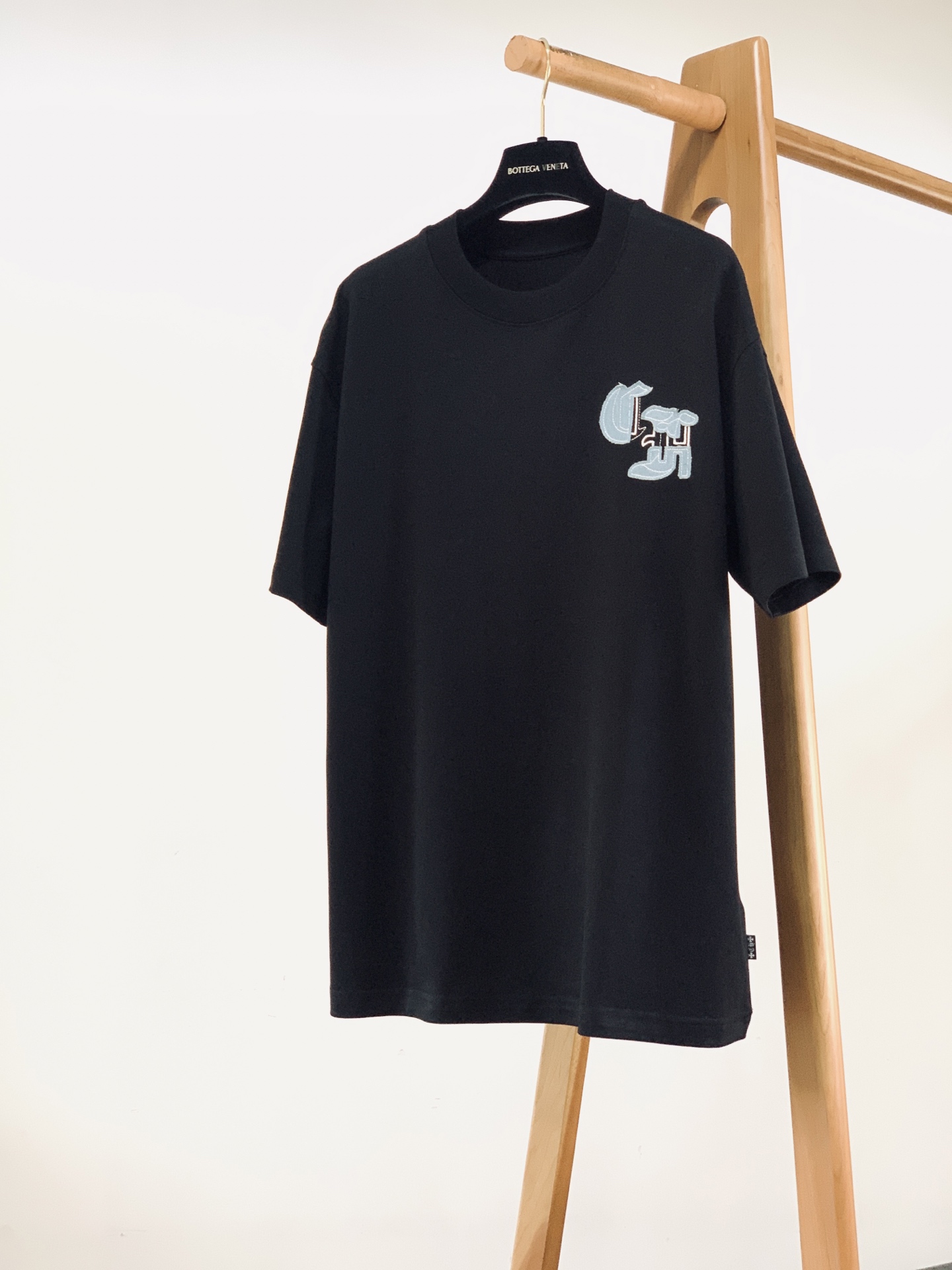 Chrome Hearts 克罗心 2026FW早秋新品 新款牛仔贴布短袖T恤👕 高克重精梳棉料子拿到手就能感受到质感 Chrome Hearts 克罗心 2026FW早秋新品 新款牛仔贴布短袖T恤👕 高克重精梳棉料子拿到手就能感受到质感
