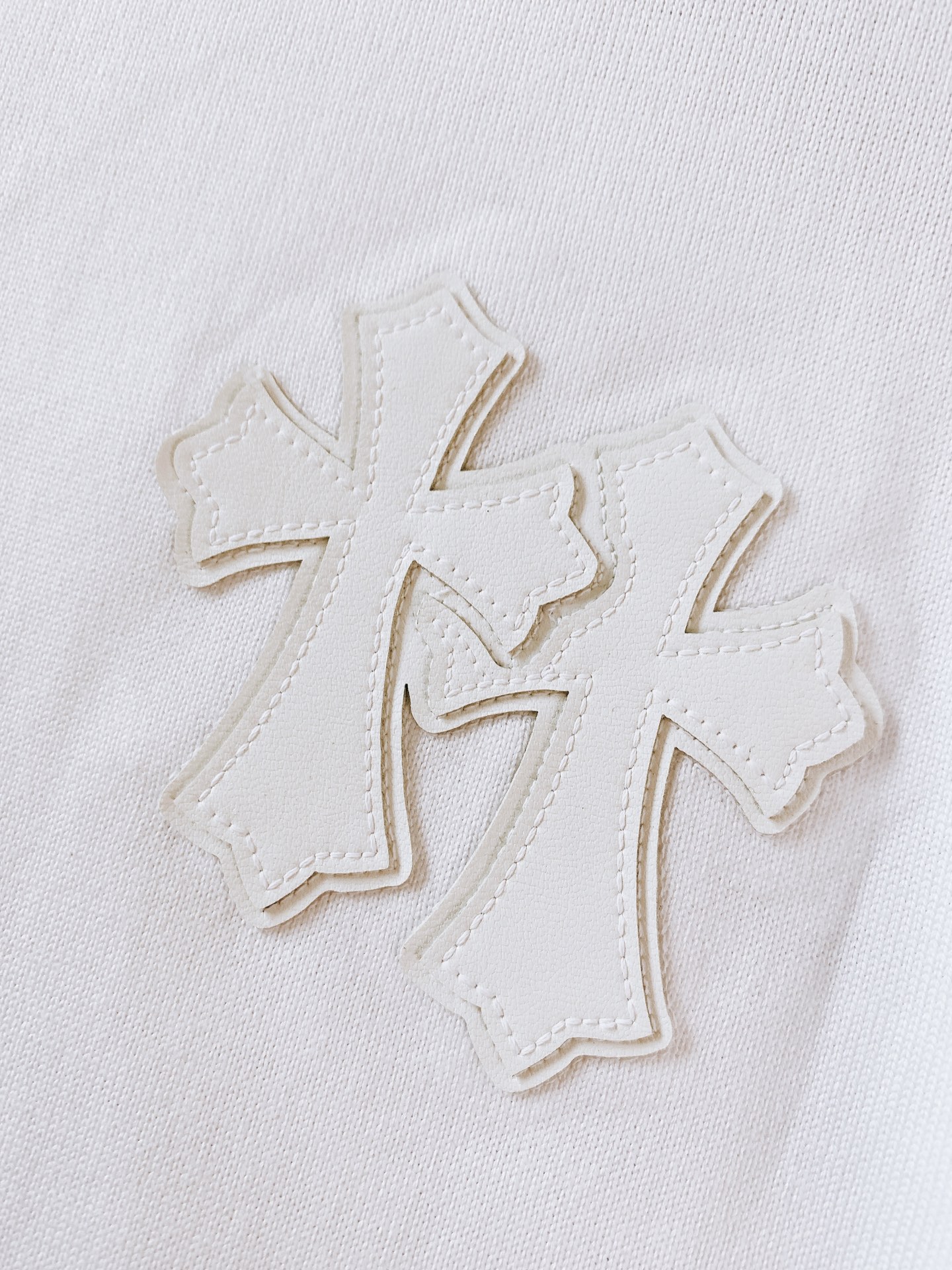 Chrome Hearts 克罗心 2026FW早秋新品 十字架皮标短袖T恤👕 重磅高克重纯棉料子,上手就能感受到厚实 Chrome Hearts 克罗心 2026FW早秋新品 十字架皮标短袖T恤👕 重磅高克重纯棉料子,上手就能感受到厚实