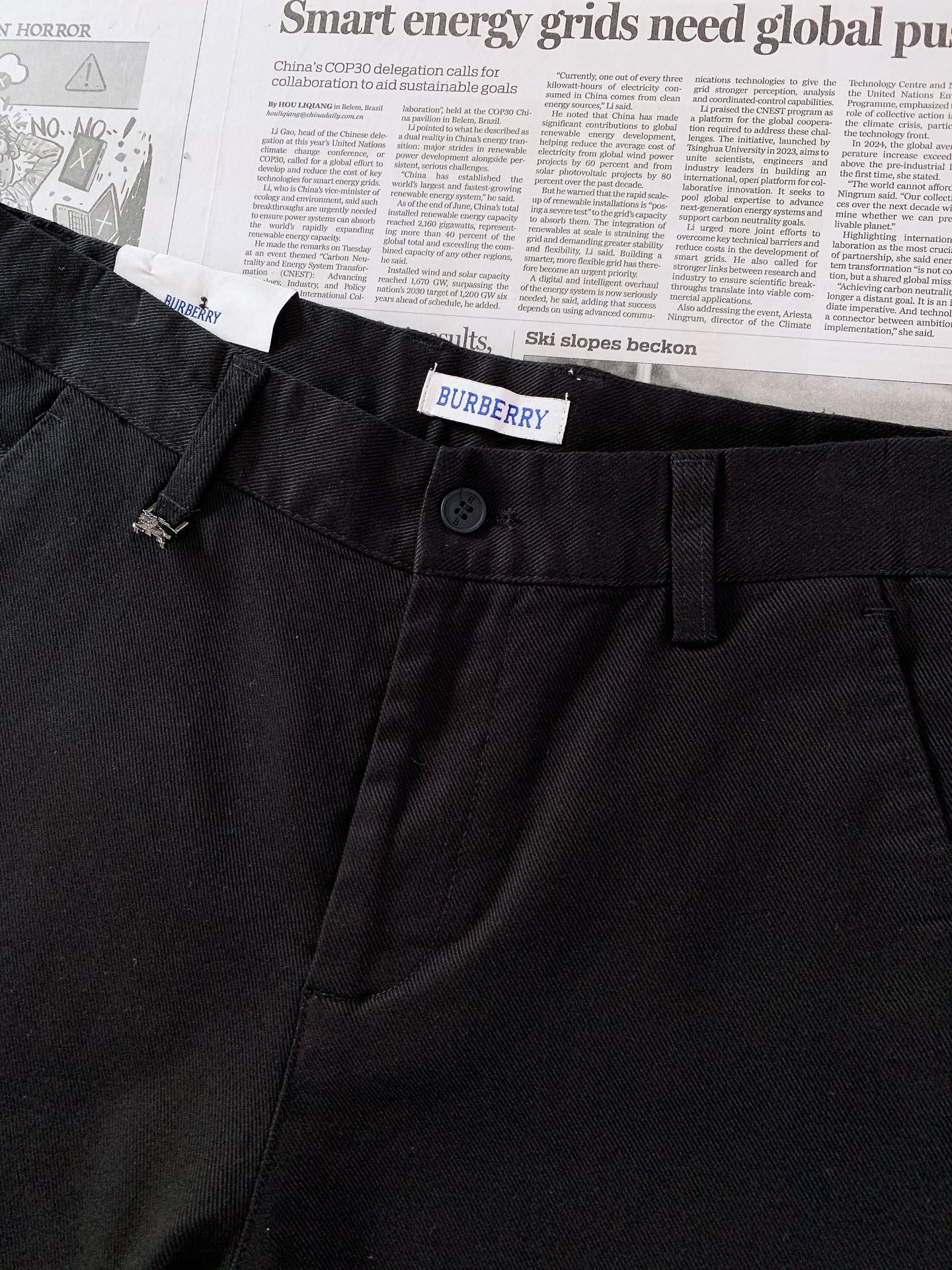 Burberry 巴宝莉 2026FW早秋新品 男士磨毛休闲裤👖真正兼顾格调与实穿的神款!重磅斜纹磨毛面料,内里带薄磨毛 Burberry 巴宝莉 2026FW早秋新品 男士磨毛休闲裤👖真正兼顾格调与实穿的神款!重磅斜纹磨毛面料,内里带薄磨毛