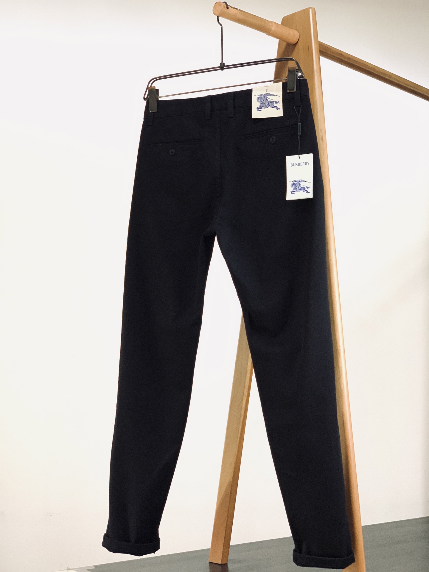 Burberry 巴宝莉 2026FW早秋新品 男士磨毛休闲裤👖真正兼顾格调与实穿的神款!重磅斜纹磨毛面料,内里带薄磨毛 Burberry 巴宝莉 2026FW早秋新品 男士磨毛休闲裤👖真正兼顾格调与实穿的神款!重磅斜纹磨毛面料,内里带薄磨毛