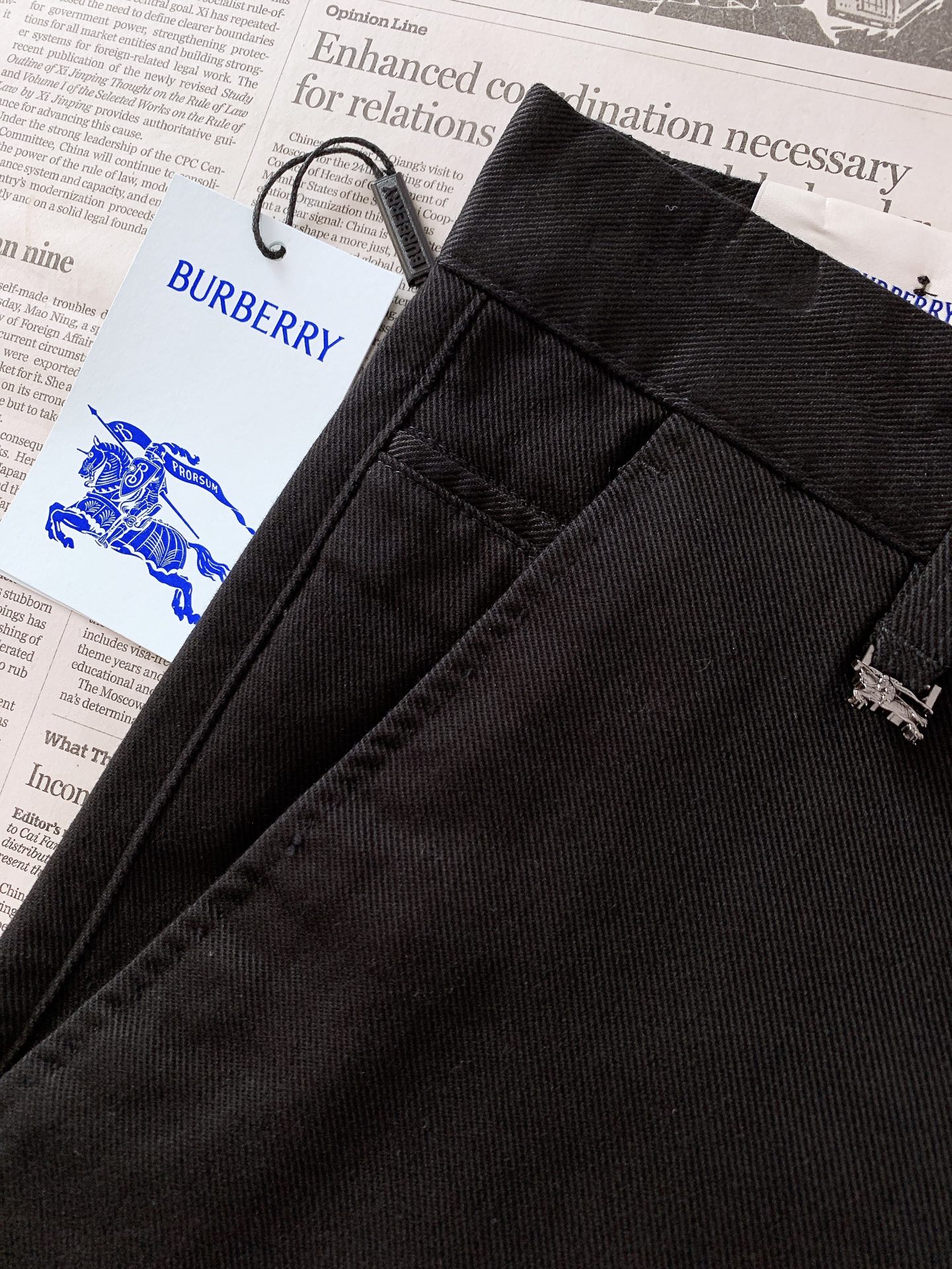 Burberry 巴宝莉 2026FW早秋新品 男士磨毛休闲裤👖真正兼顾格调与实穿的神款!重磅斜纹磨毛面料,内里带薄磨毛 Burberry 巴宝莉 2026FW早秋新品 男士磨毛休闲裤👖真正兼顾格调与实穿的神款!重磅斜纹磨毛面料,内里带薄磨毛
