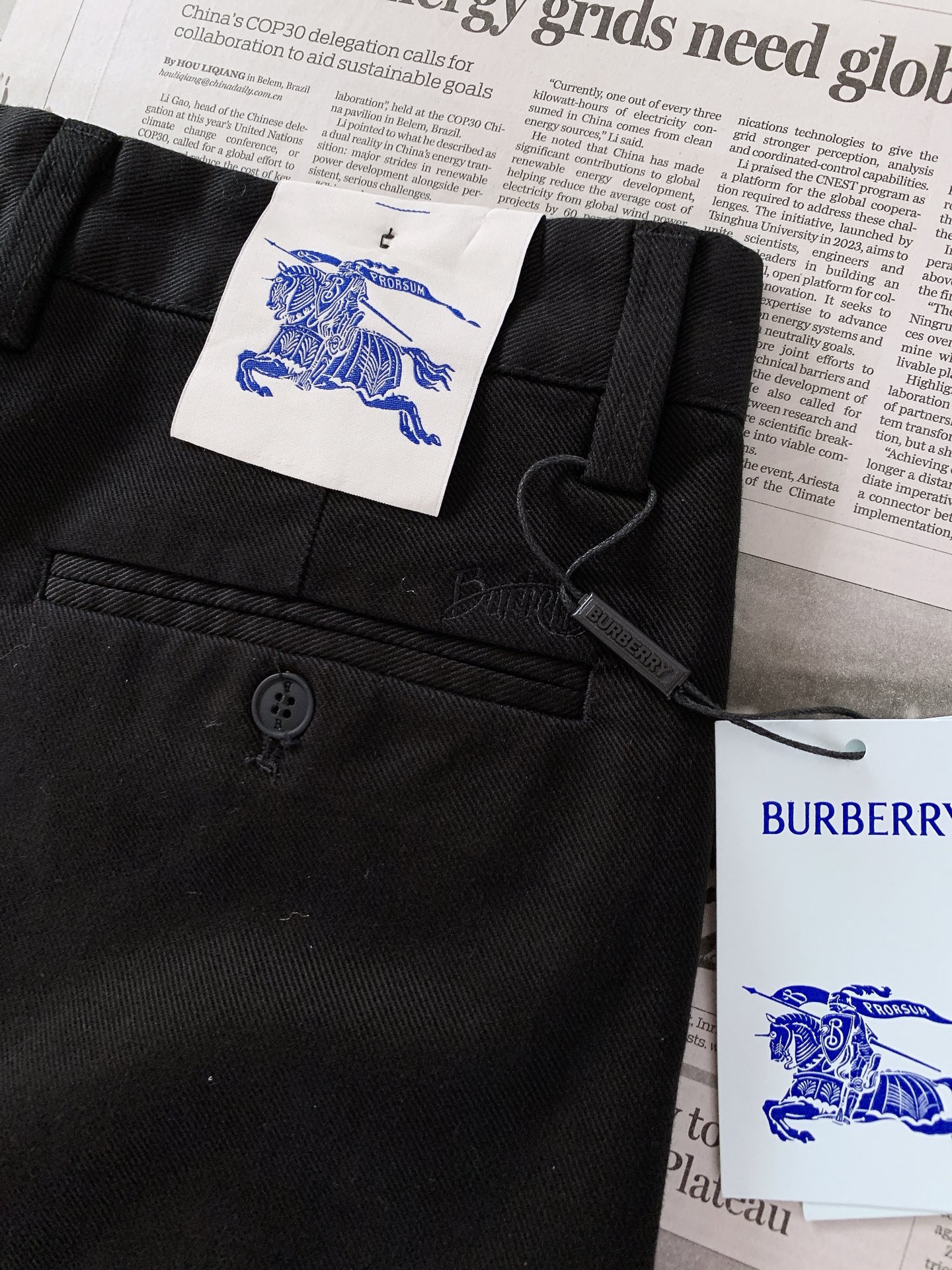 Burberry 巴宝莉 2026FW早秋新品 男士磨毛休闲裤👖真正兼顾格调与实穿的神款!重磅斜纹磨毛面料,内里带薄磨毛 Burberry 巴宝莉 2026FW早秋新品 男士磨毛休闲裤👖真正兼顾格调与实穿的神款!重磅斜纹磨毛面料,内里带薄磨毛