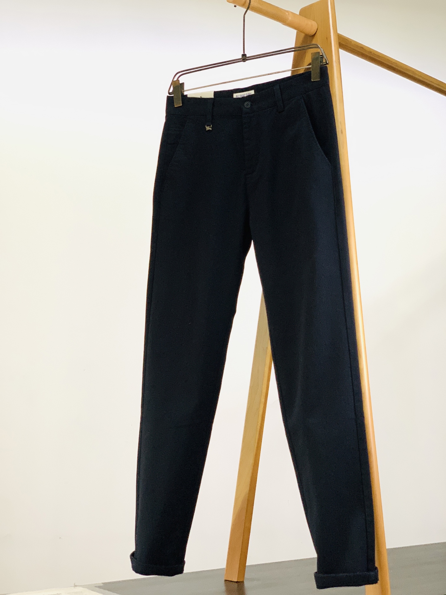 Burberry 巴宝莉 2026FW早秋新品 男士磨毛休闲裤👖真正兼顾格调与实穿的神款!重磅斜纹磨毛面料,内里带薄磨毛 Burberry 巴宝莉 2026FW早秋新品 男士磨毛休闲裤👖真正兼顾格调与实穿的神款!重磅斜纹磨毛面料,内里带薄磨毛