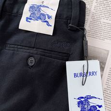 Burberry 巴宝莉 2026FW早秋新品 男士磨毛休闲裤👖真正兼顾格调与实穿的神款!重磅斜纹磨毛面料,内里带薄磨毛 Burberry 巴宝莉 2026FW早秋新品 男士磨毛休闲裤👖真正兼顾格调与实穿的神款!重磅斜纹磨毛面料,内里带薄磨毛