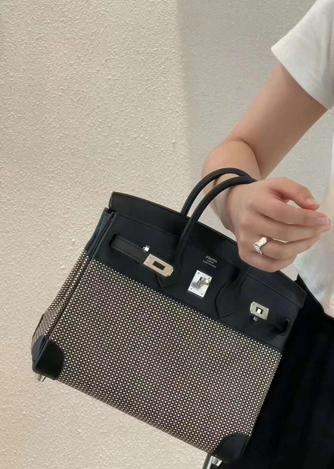 Hermès Bk25cm black waffle canvas gives a sense of relaxation, youthful and versatile