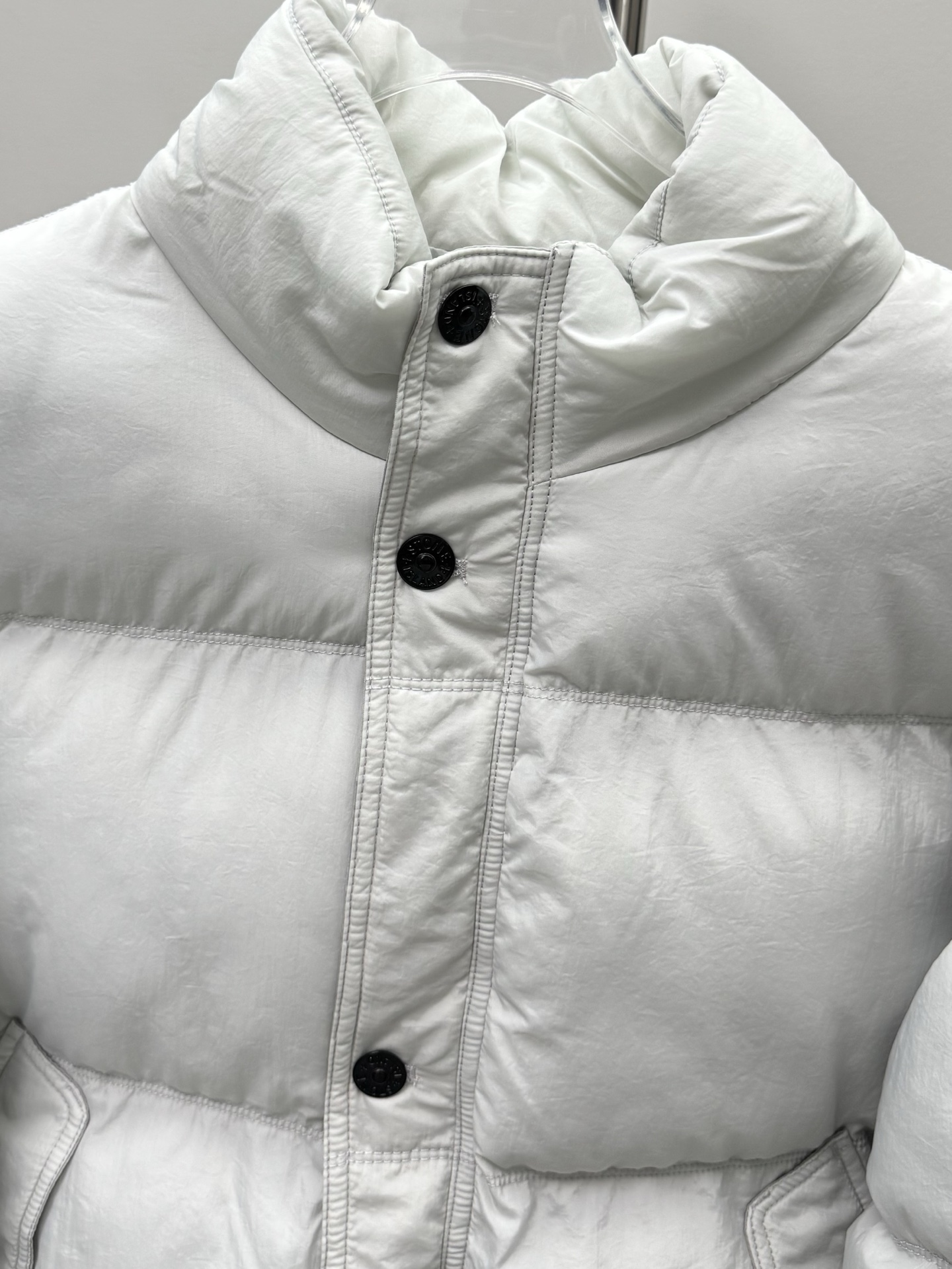 石头岛 徽标高领单排扣 拉链夹克棉服外套13
款号：s901  
码数：S M L XL  
颜色：黑色 限定灰 
批发价： 170