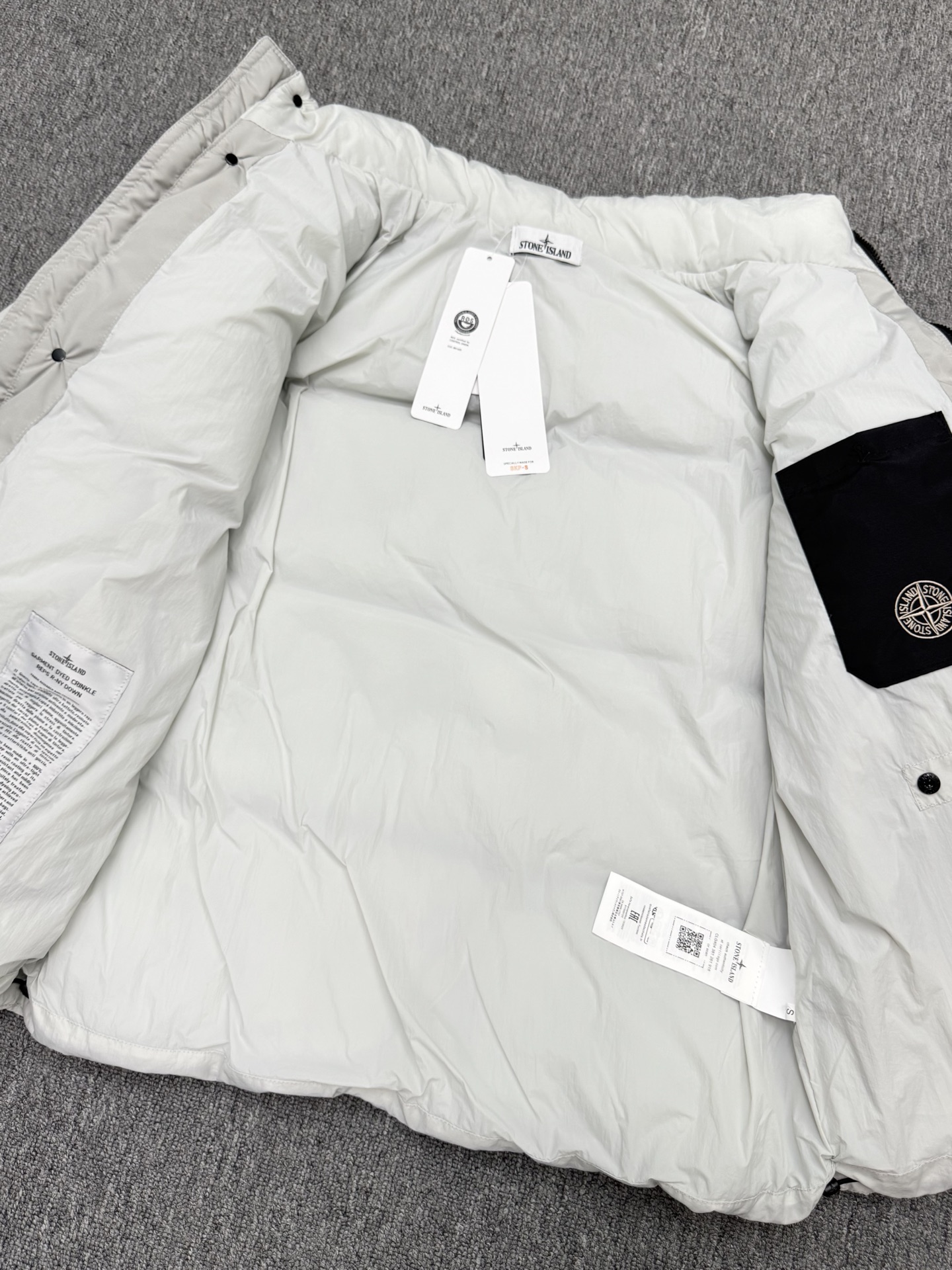 石头岛 徽标高领单排扣 拉链夹克棉服外套13
款号：s901  
码数：S M L XL  
颜色：黑色 限定灰 
批发价： 170
