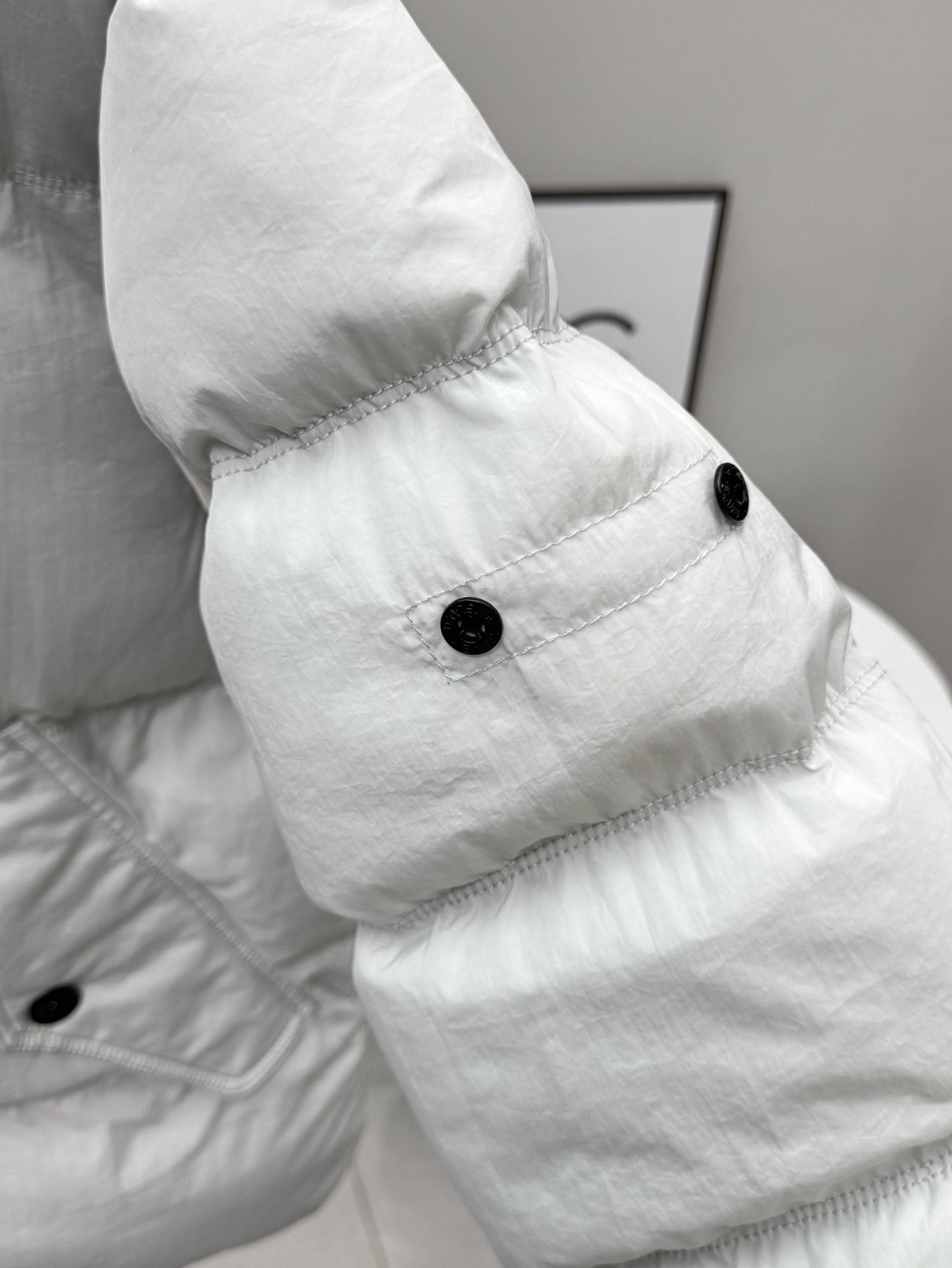 石头岛 徽标高领单排扣 拉链夹克棉服外套13
款号：s901  
码数：S M L XL  
颜色：黑色 限定灰 
批发价： 170
