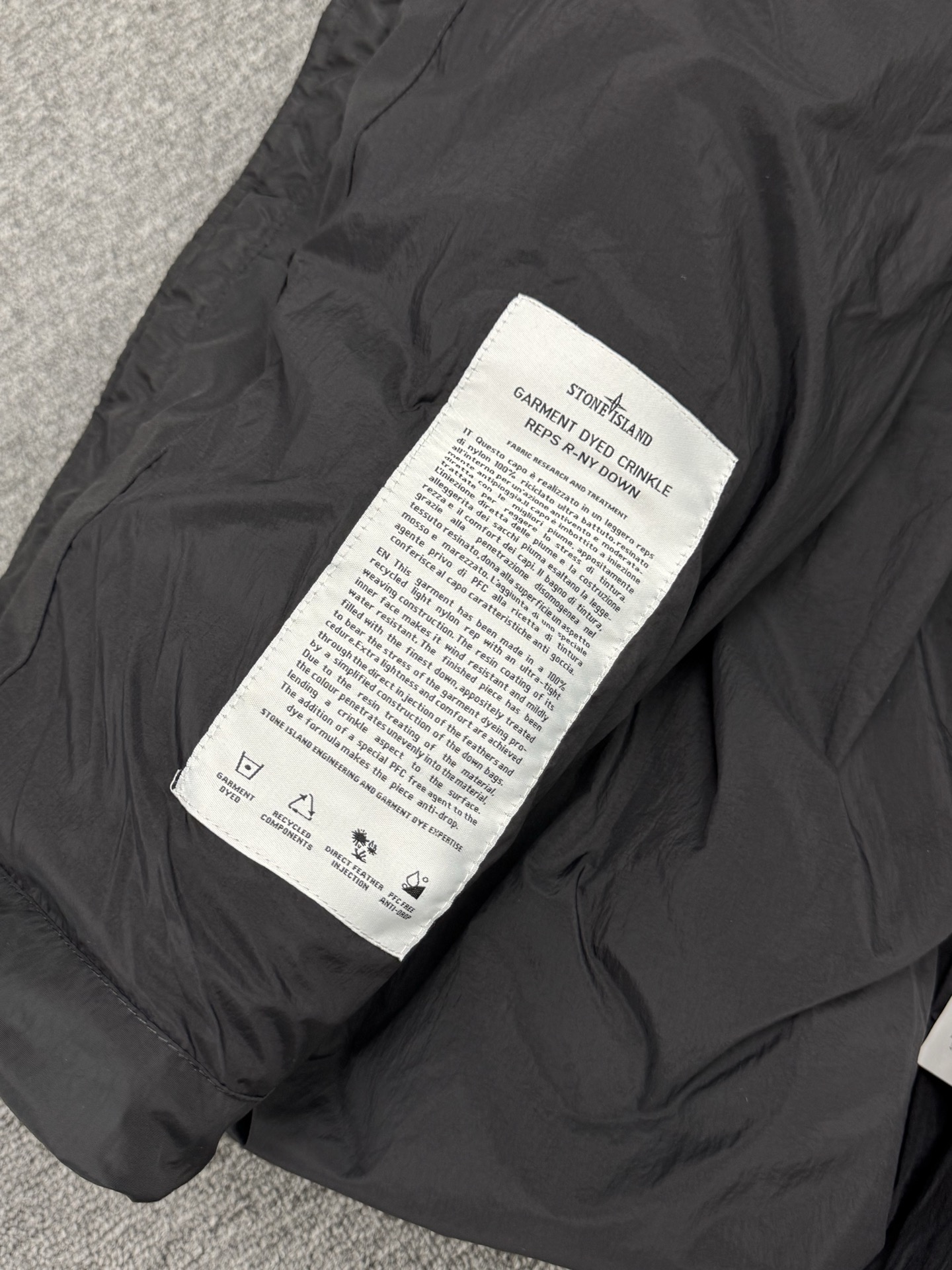 石头岛 徽标高领单排扣 拉链夹克棉服外套13
款号：s901  
码数：S M L XL  
颜色：黑色 限定灰 
批发价： 170