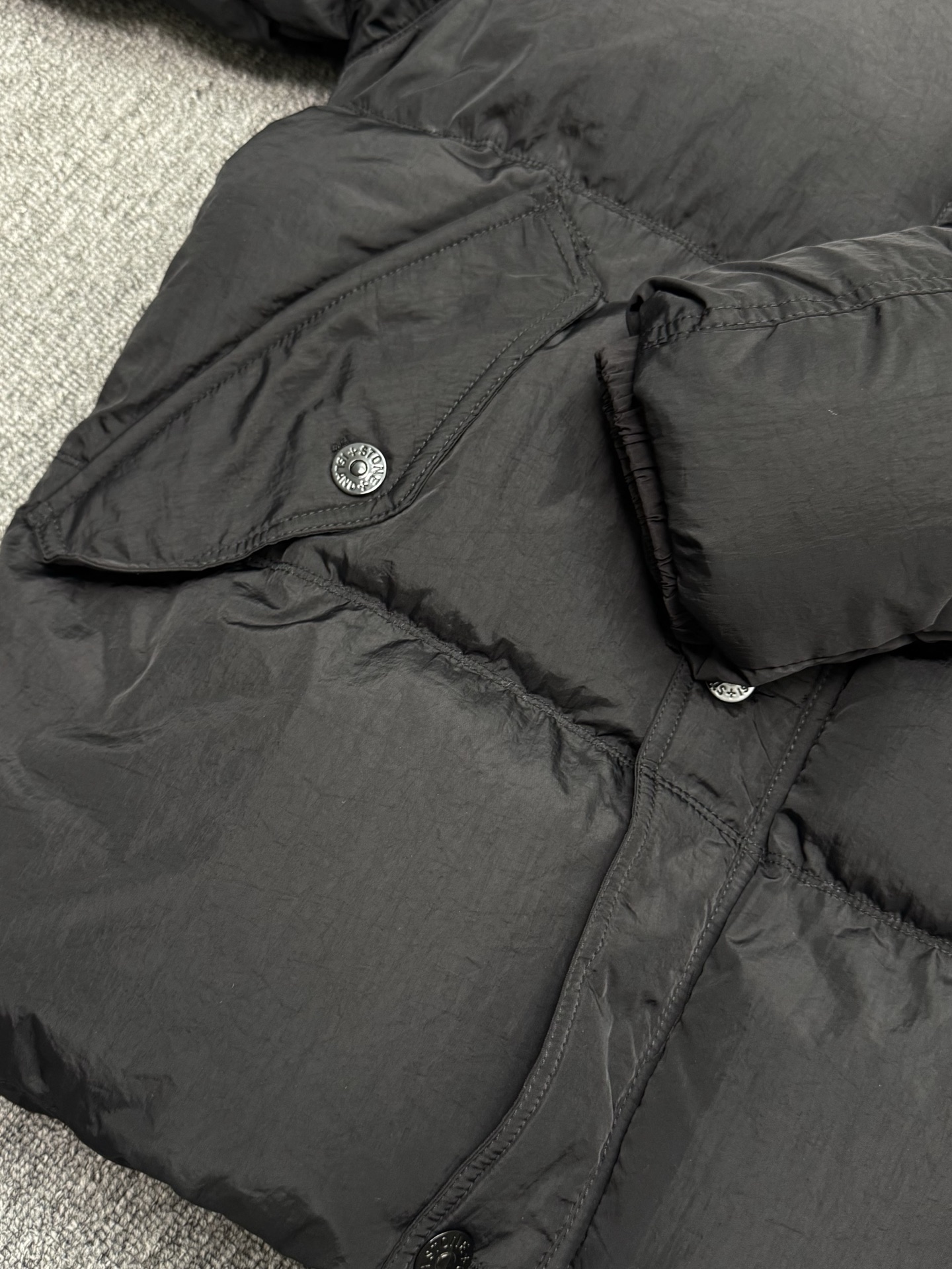 石头岛 徽标高领单排扣 拉链夹克棉服外套13
款号：s901  
码数：S M L XL  
颜色：黑色 限定灰 
批发价： 170