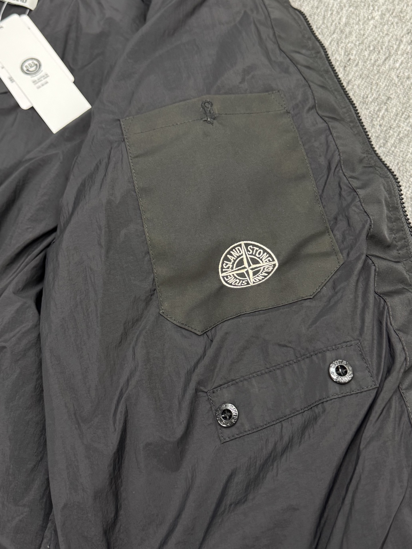 石头岛 徽标高领单排扣 拉链夹克棉服外套13
款号：s901  
码数：S M L XL  
颜色：黑色 限定灰 
批发价： 170