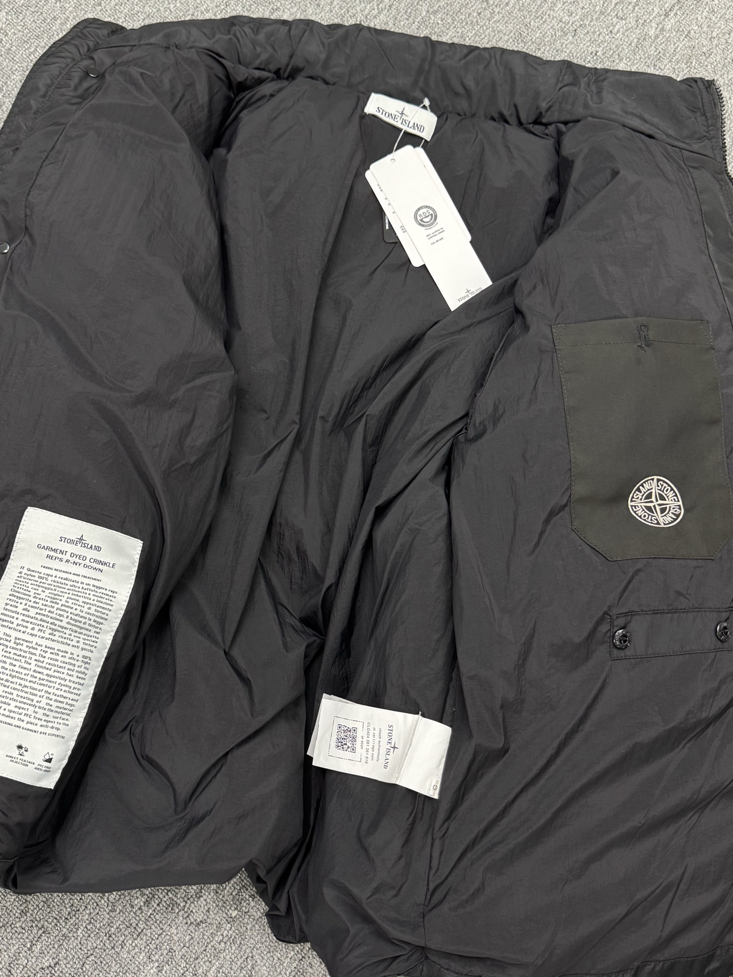 石头岛 徽标高领单排扣 拉链夹克棉服外套13
款号：s901  
码数：S M L XL  
颜色：黑色 限定灰 
批发价： 170