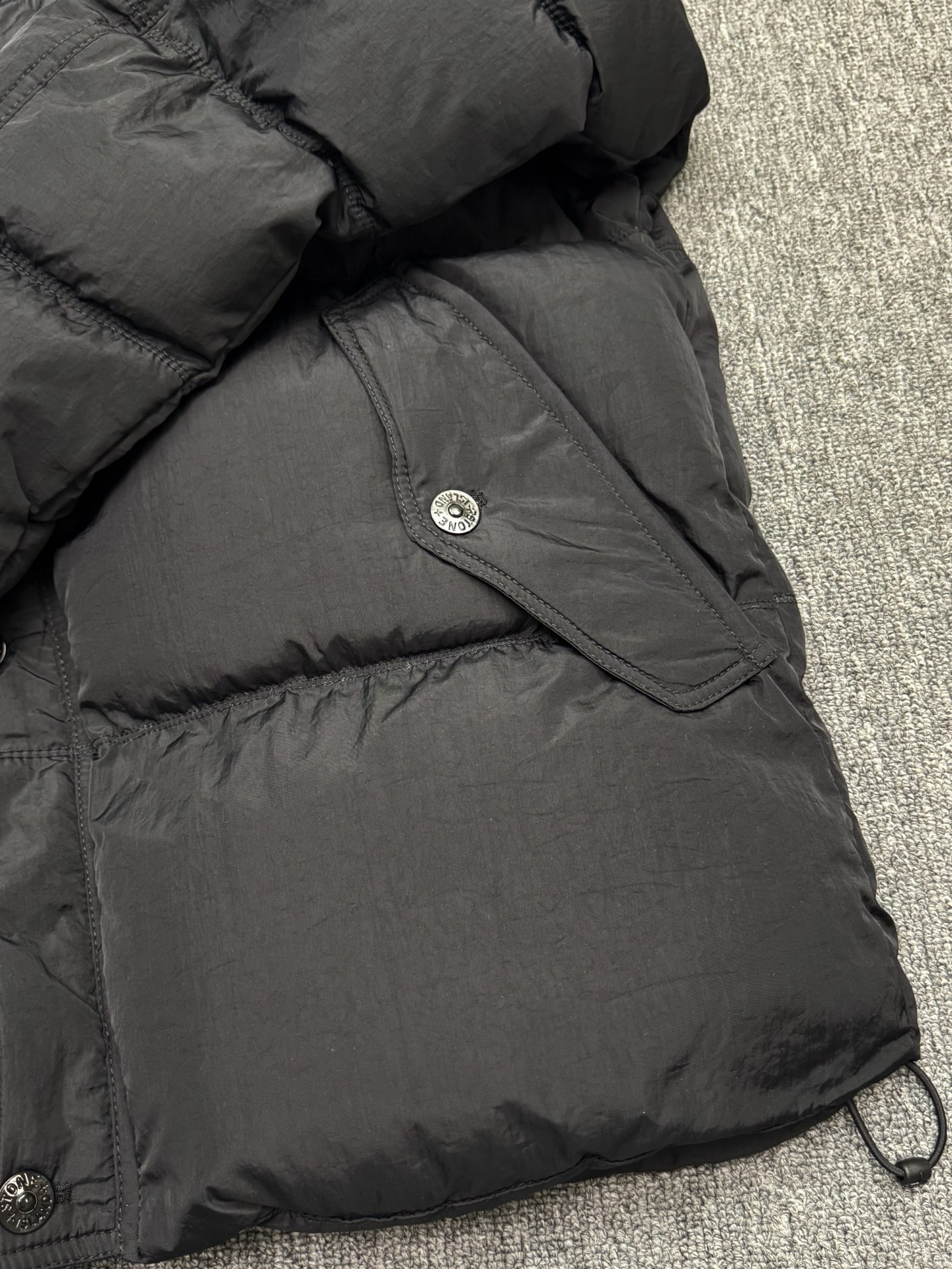石头岛 徽标高领单排扣 拉链夹克棉服外套13
款号：s901  
码数：S M L XL  
颜色：黑色 限定灰 
批发价： 170
