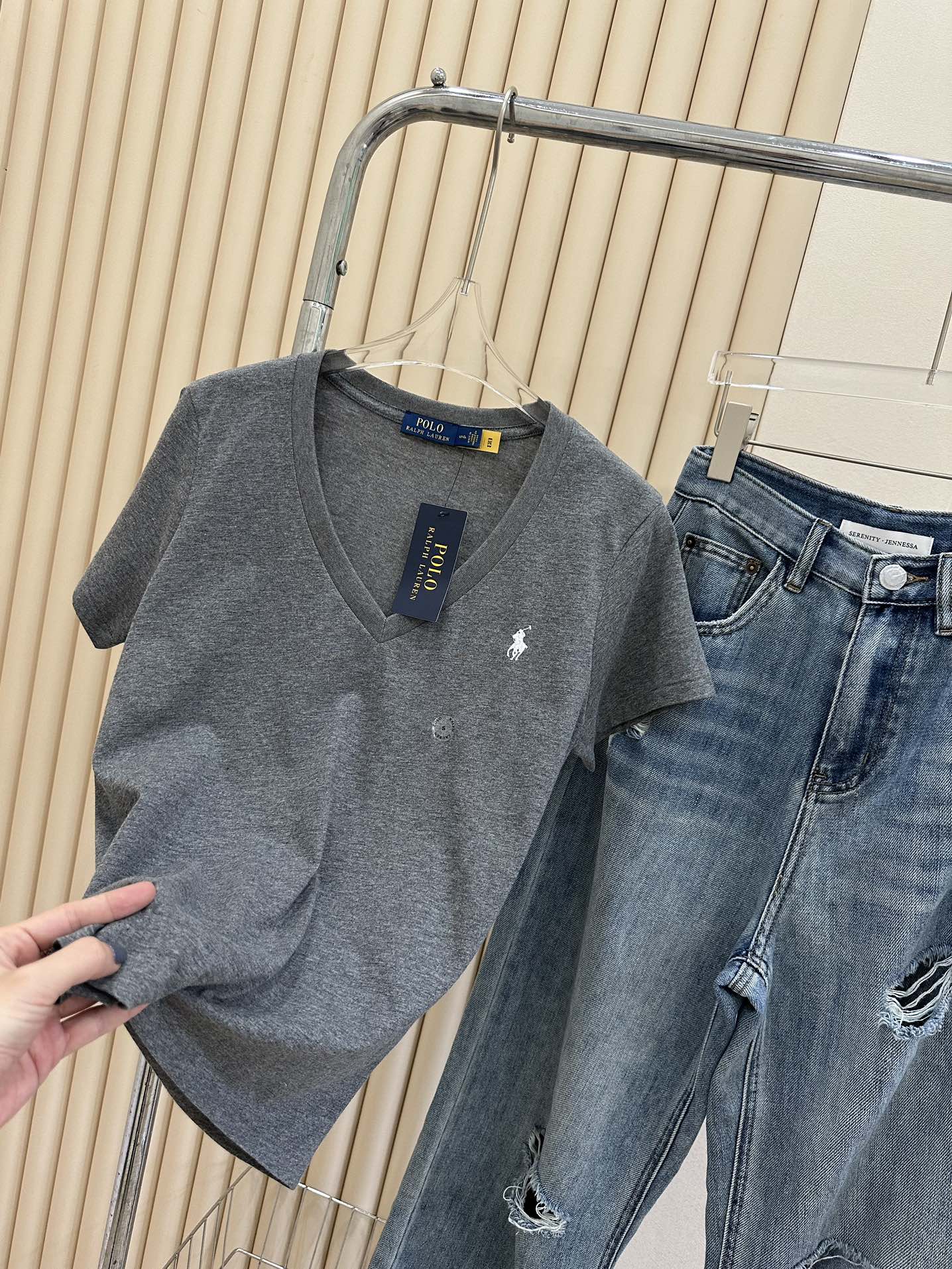 Футболка серая Polo Ralph Lauren с логотипом и V-образным вырезом