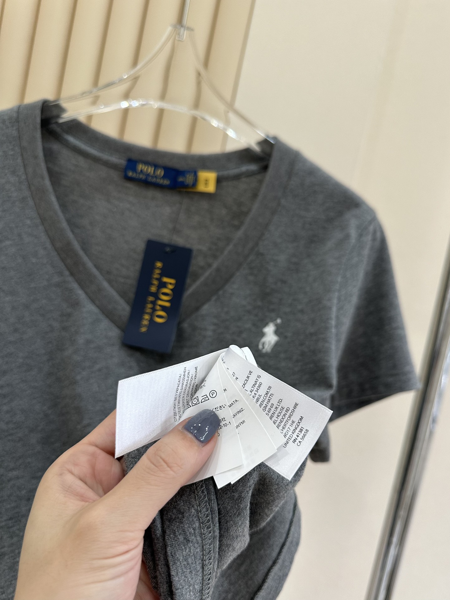 Футболка серая Polo Ralph Lauren с логотипом и V-образным вырезом