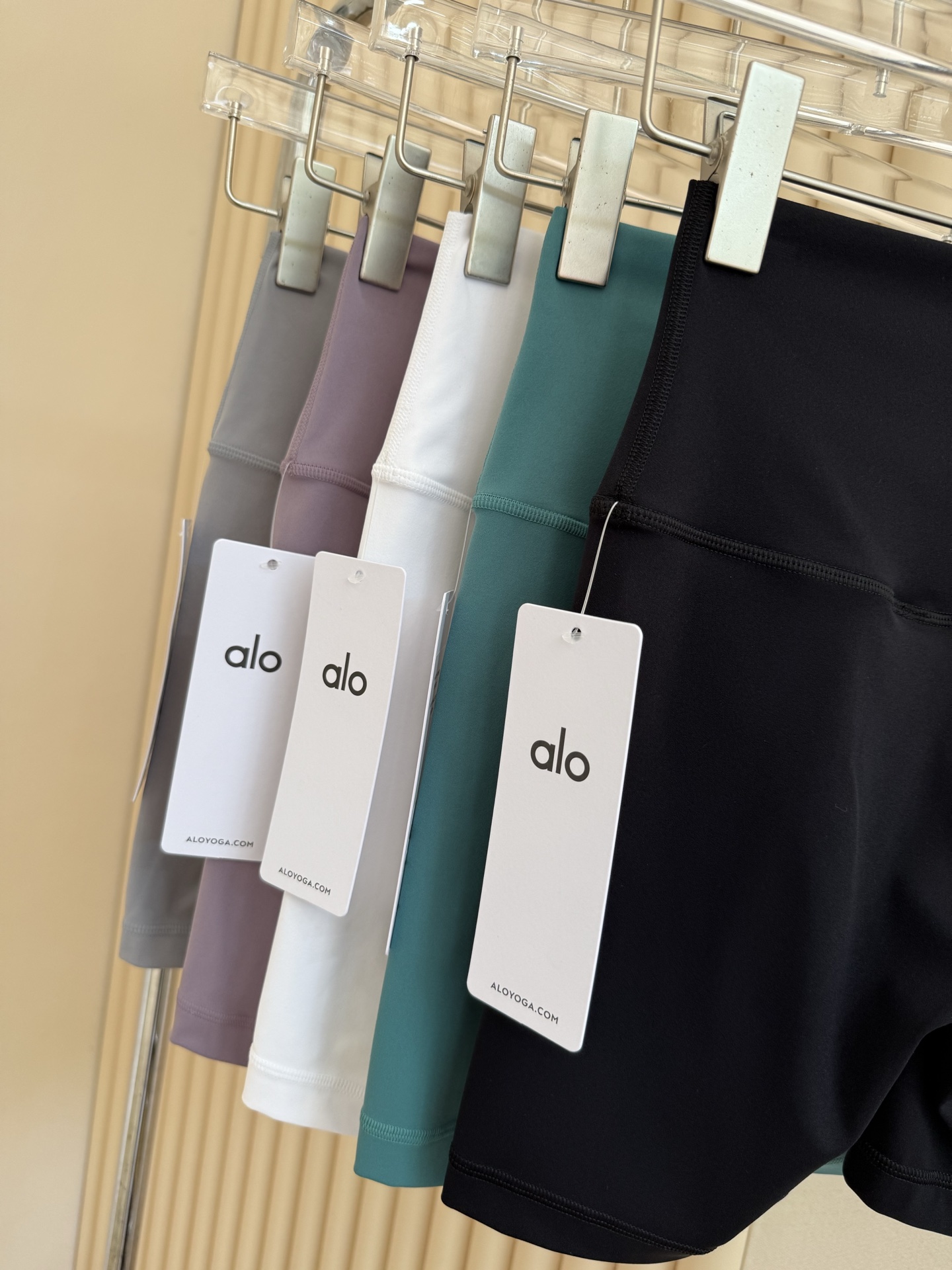Alo Shorts Aloyoga Women s Quarter Cycling Pants Skin-Friendly and Nude Comfortable Casual Sports Fitness Yoga