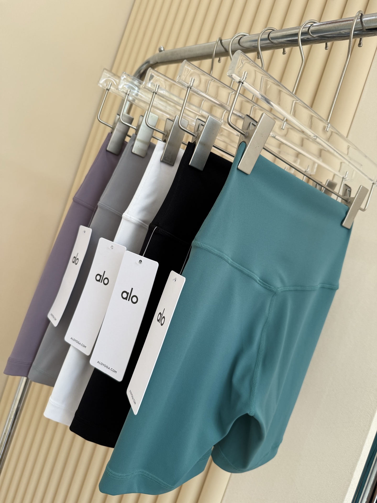 Alo Shorts Aloyoga Women s Quarter Cycling Pants Skin-Friendly and Nude Comfortable Casual Sports Fitness Yoga