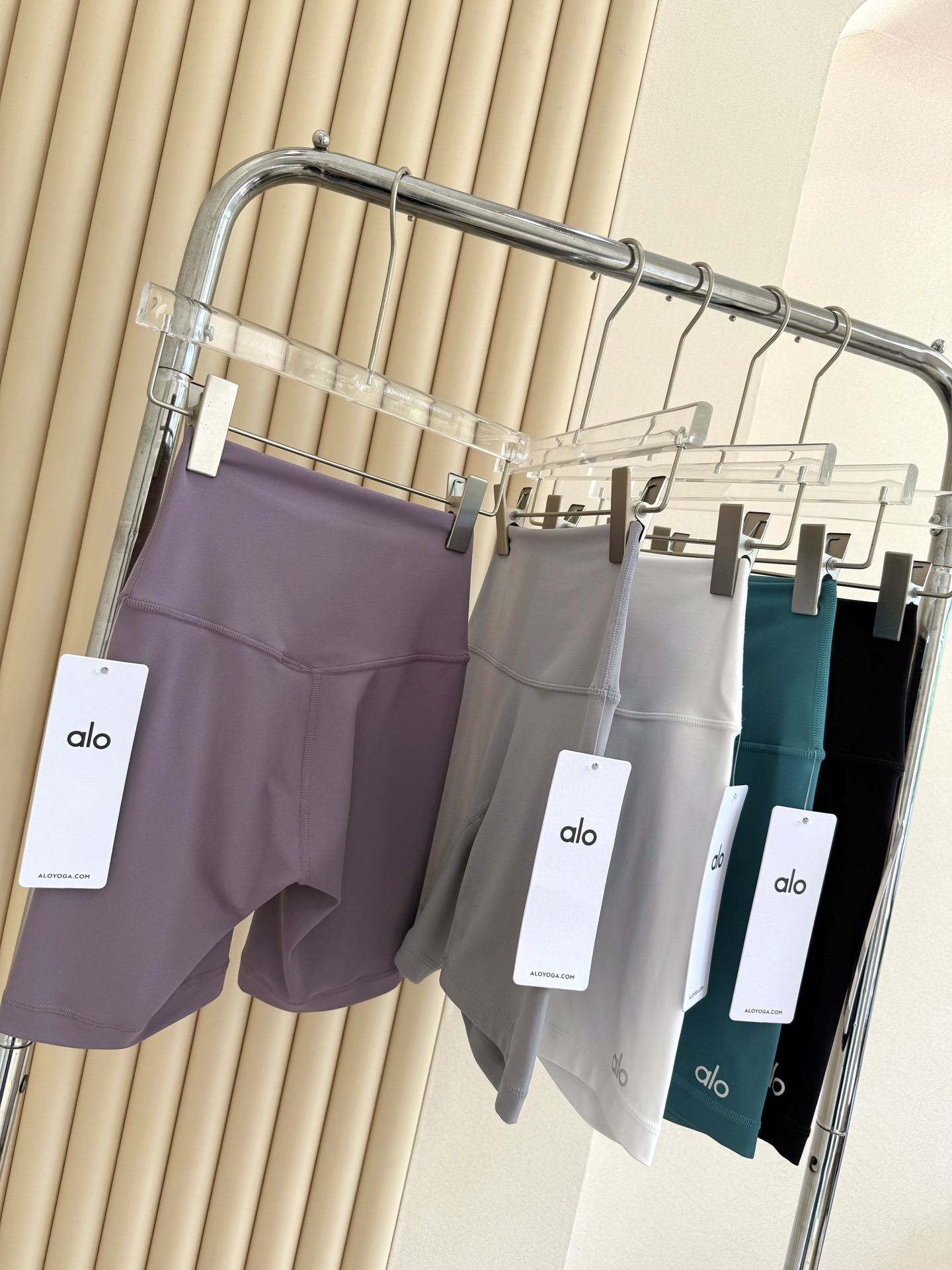 Alo Shorts Aloyoga Women s Quarter Cycling Pants Skin-Friendly and Nude Comfortable Casual Sports Fitness Yoga