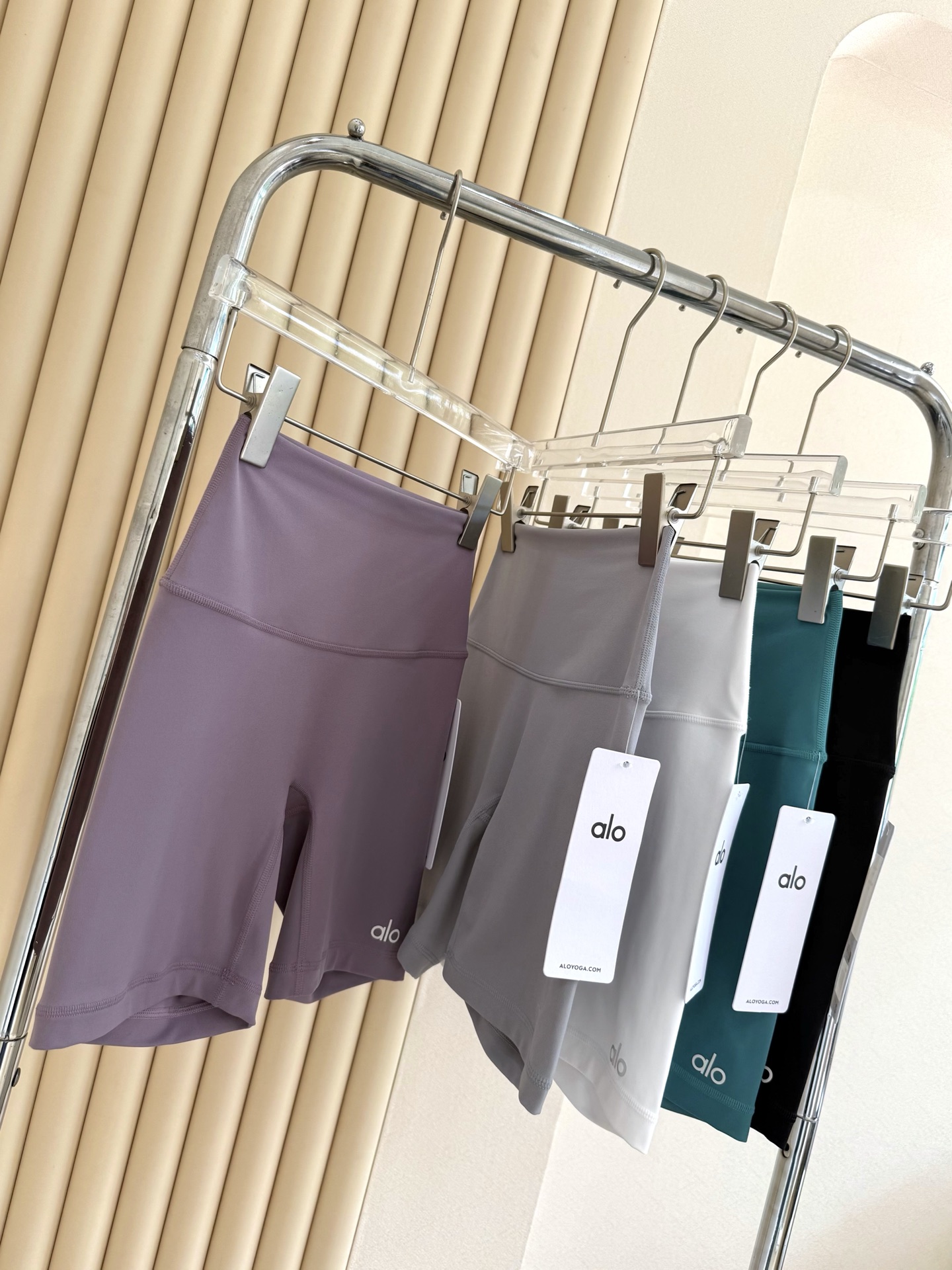 Alo Shorts Aloyoga Women s Quarter Cycling Pants Skin-Friendly and Nude Comfortable Casual Sports Fitness Yoga