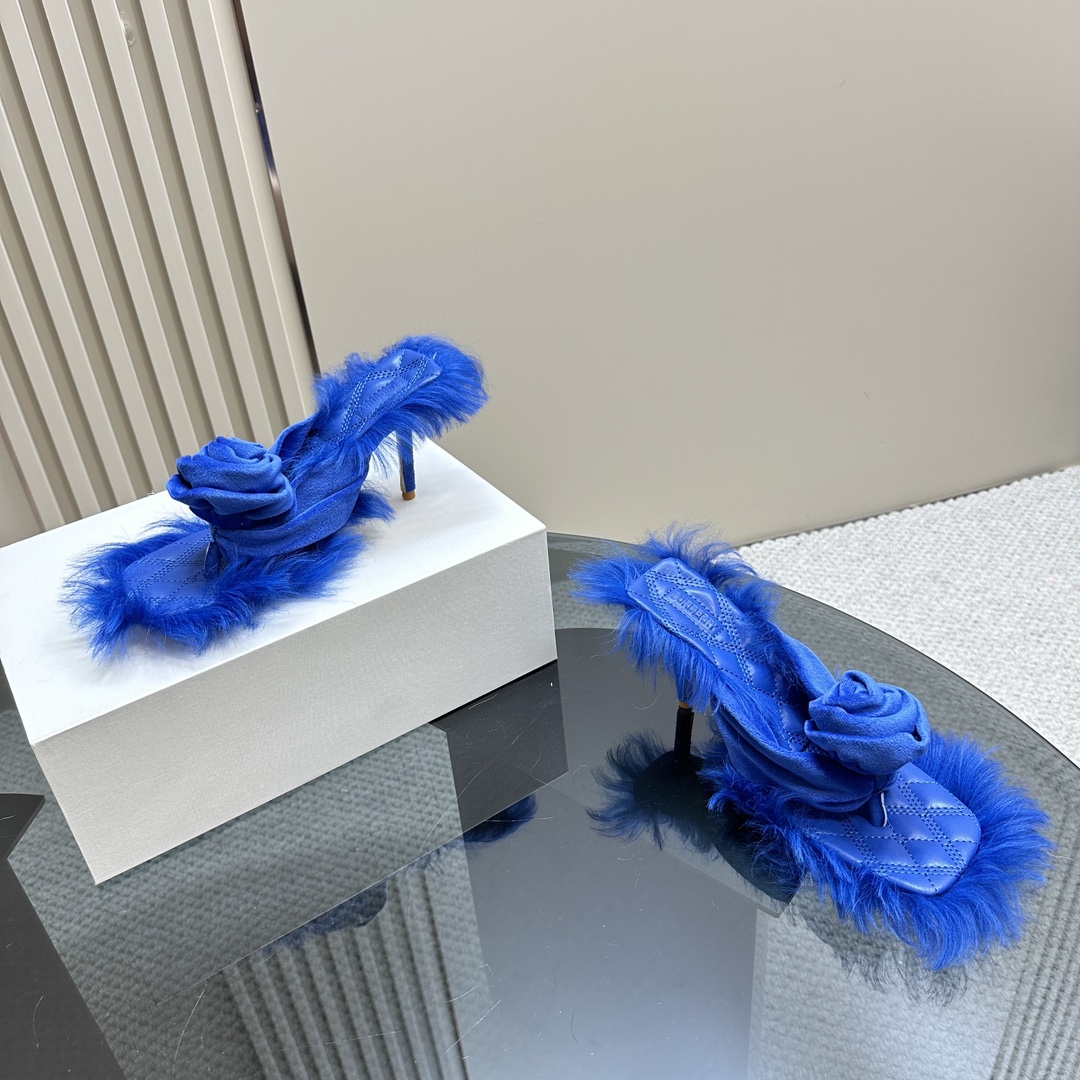 Burberry’s Velvet Rose Sandals with Fury Wool Detailing – 750 USD - 图片 4