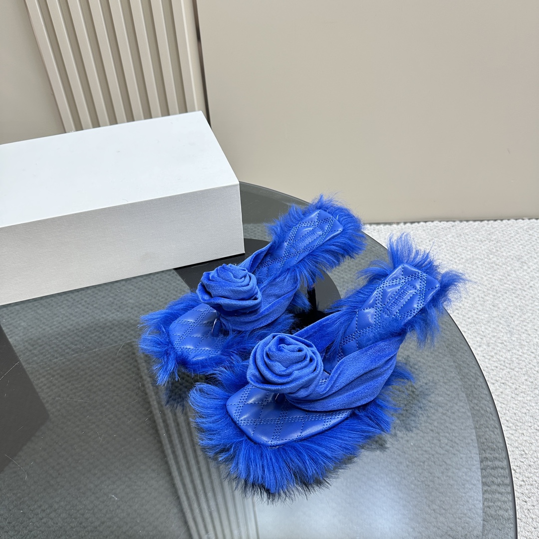 Burberry’s Velvet Rose Sandals with Fury Wool Detailing – 750 USD - 图片 1