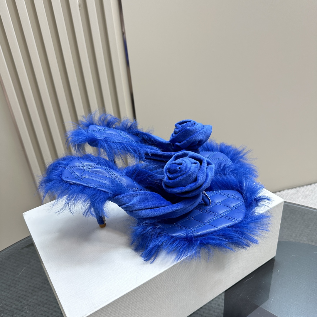 Burberry’s Velvet Rose Sandals with Fury Wool Detailing – 750 USD - 图片 5