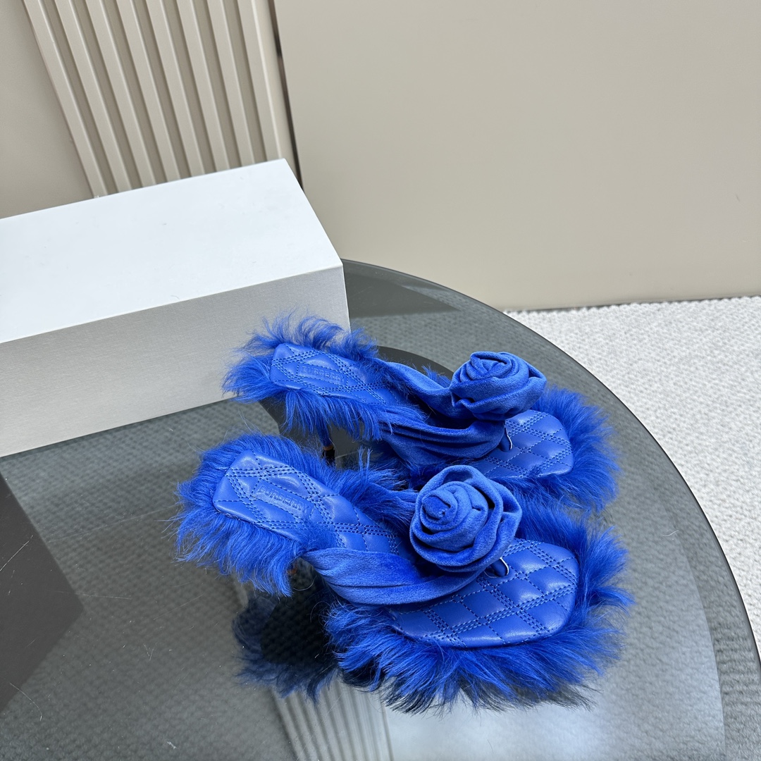 Burberry’s Velvet Rose Sandals with Fury Wool Detailing – 750 USD - 图片 2