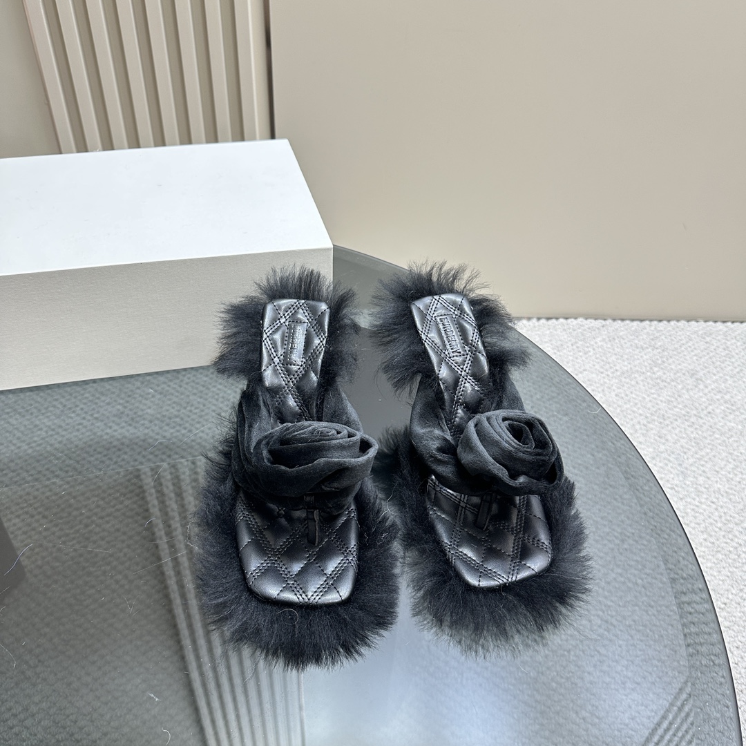 Burberry’s Velvet Rose Sandals: Luxurious Design with Grip Enhancement - 图片 3