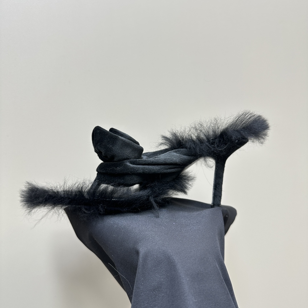 Burberry’s Velvet Rose Sandals: Luxurious Design with Grip Enhancement - 图片 8