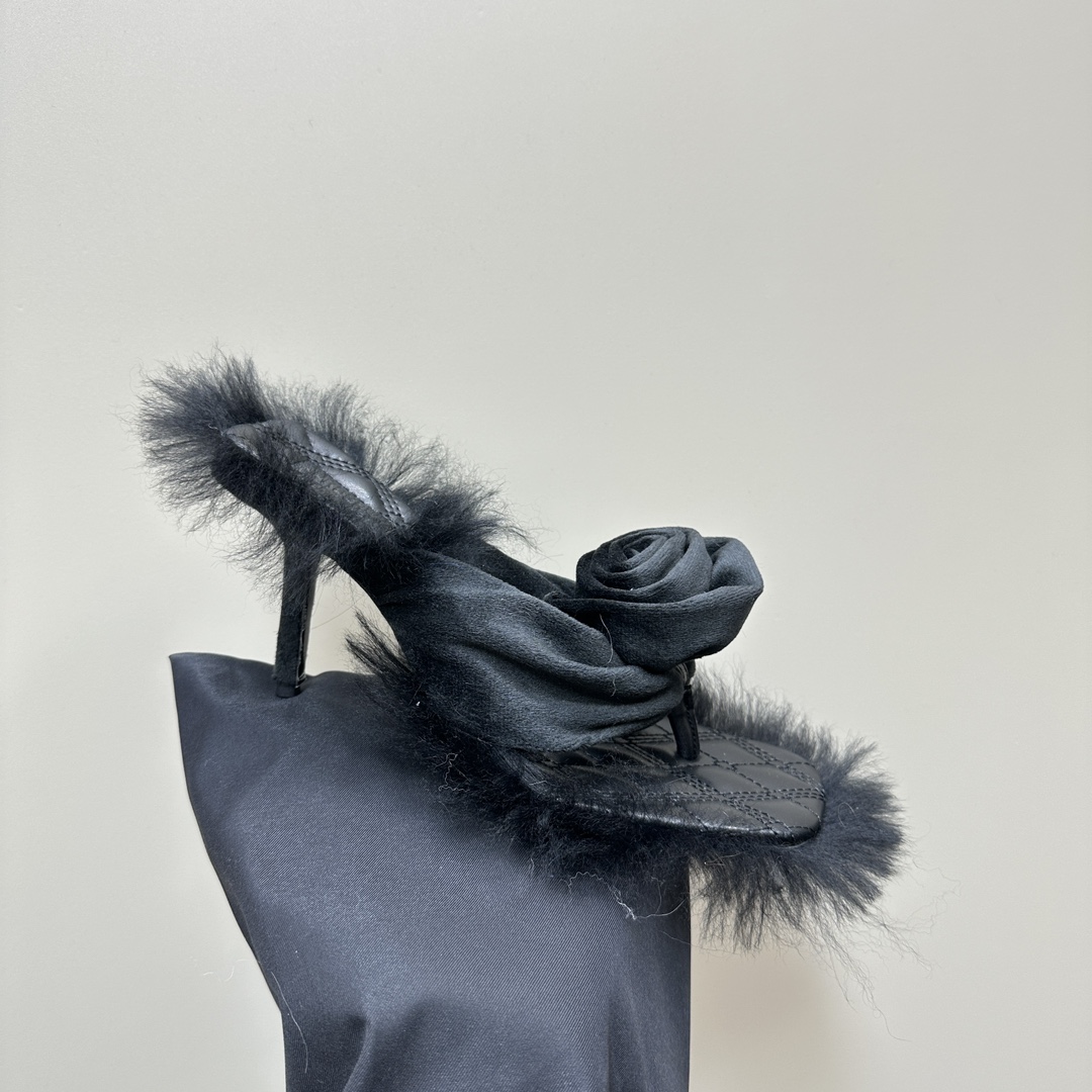 Burberry’s Velvet Rose Sandals: Luxurious Design with Grip Enhancement - 图片 7