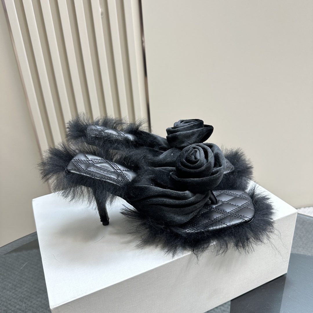 Burberry’s Velvet Rose Sandals: Luxurious Design with Grip Enhancement - 图片 5